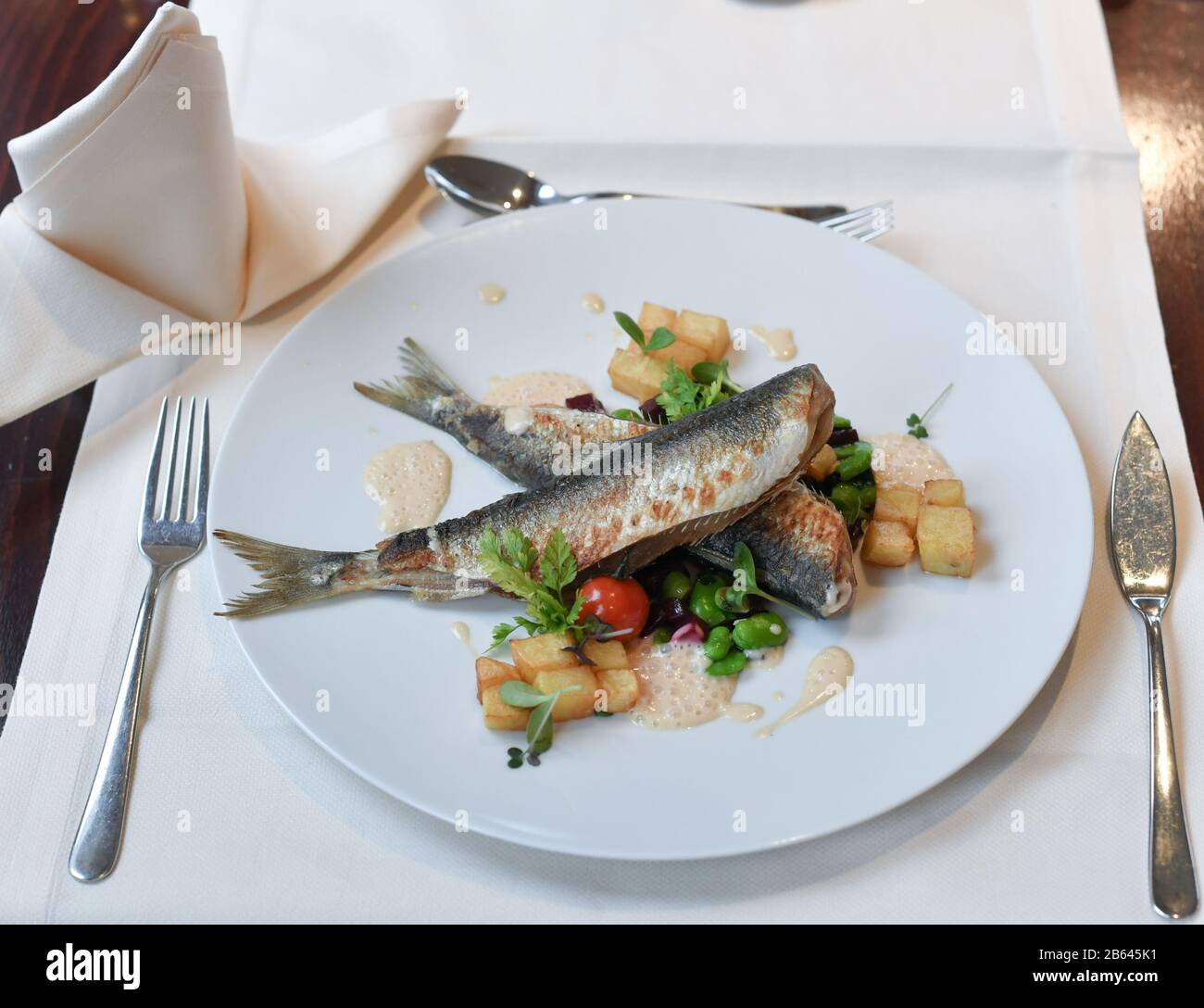 Ahlbeck, Deutschland. März 2020. Anlässlich der "Usedom-Herring-Wochen" vom 02.03. Bis 13.04.2020 werden gebratene Fischgräten mit fava-bohnen, Rote Bete und Rissolekkartoffeln im Restaurant Düne 48 im Strandhotel "das Ahlbeck Hotel & Spa" serviert. Kredit: Jens Kalaene / dpa-Zentralbild / ZB / dpa / Alamy Live News Stockfoto