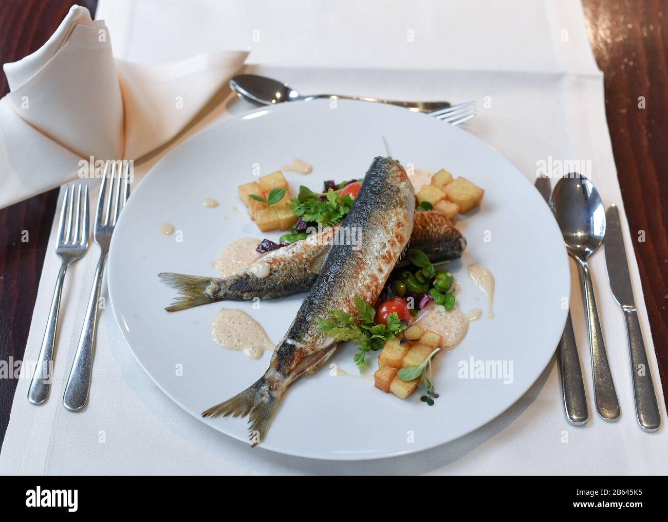 Ahlbeck, Deutschland. März 2020. Anlässlich der "Usedom-Herring-Wochen" vom 02.03. Bis 13.04.2020 werden gebratene Fischgräten mit fava-bohnen, Rote Bete und Rissolekkartoffeln im Restaurant Düne 48 im Strandhotel "das Ahlbeck Hotel & Spa" serviert. Kredit: Jens Kalaene / dpa-Zentralbild / ZB / dpa / Alamy Live News Stockfoto