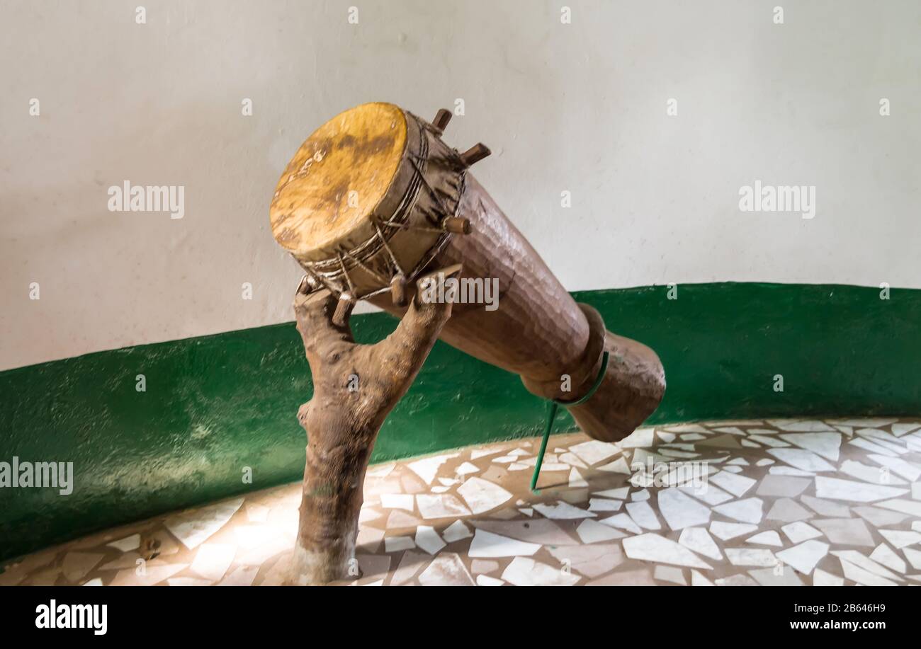 Die originale afrikanische Djembe Trommel mit Lederklinge lag auf einem Laufband, das einen Stamm in Gambia bildet Stockfoto