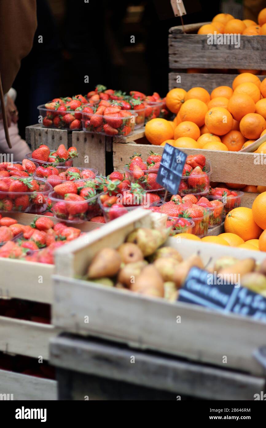 Frische Erdbeeren zum Verkauf auf einem Bauernmarkt in Paris, Frankreich. Frisches Obst in einem Holztray. Stockfoto