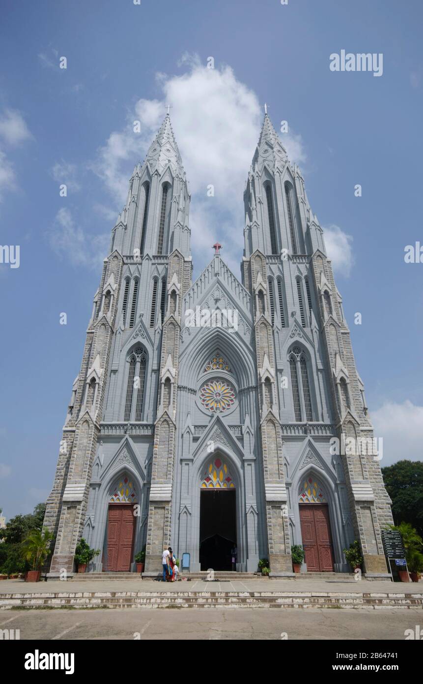 Mysore, Karnataka, Indien, November 2019, Devotin an der St. Philomena's Cathedral, einer katholischen Kirche, die die Kathedrale der Diözese Mysore ist Stockfoto