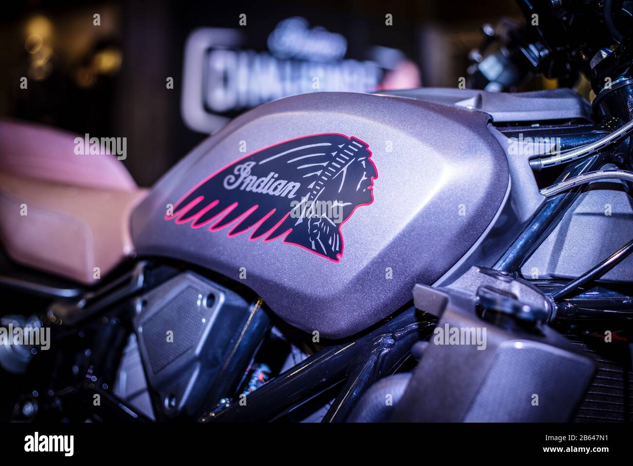 Detail des Motorradlogos. Nahaufnahme des indischen Logos. Stockfoto