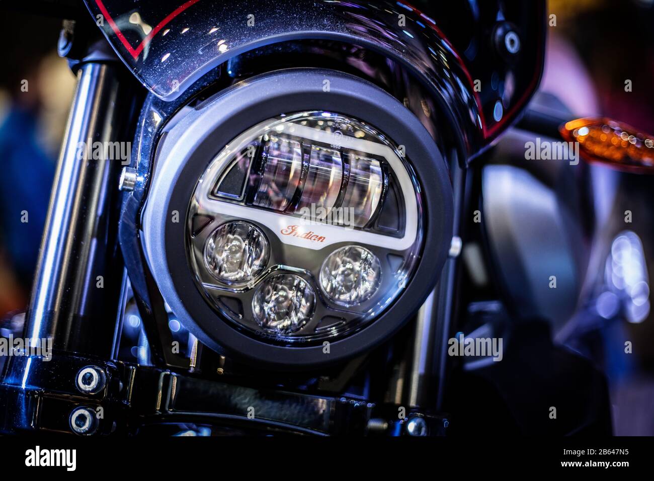 Detail des Motorradlogos auf Motorradscheinwerfer. Nahaufnahme des indischen Logos. Stockfoto