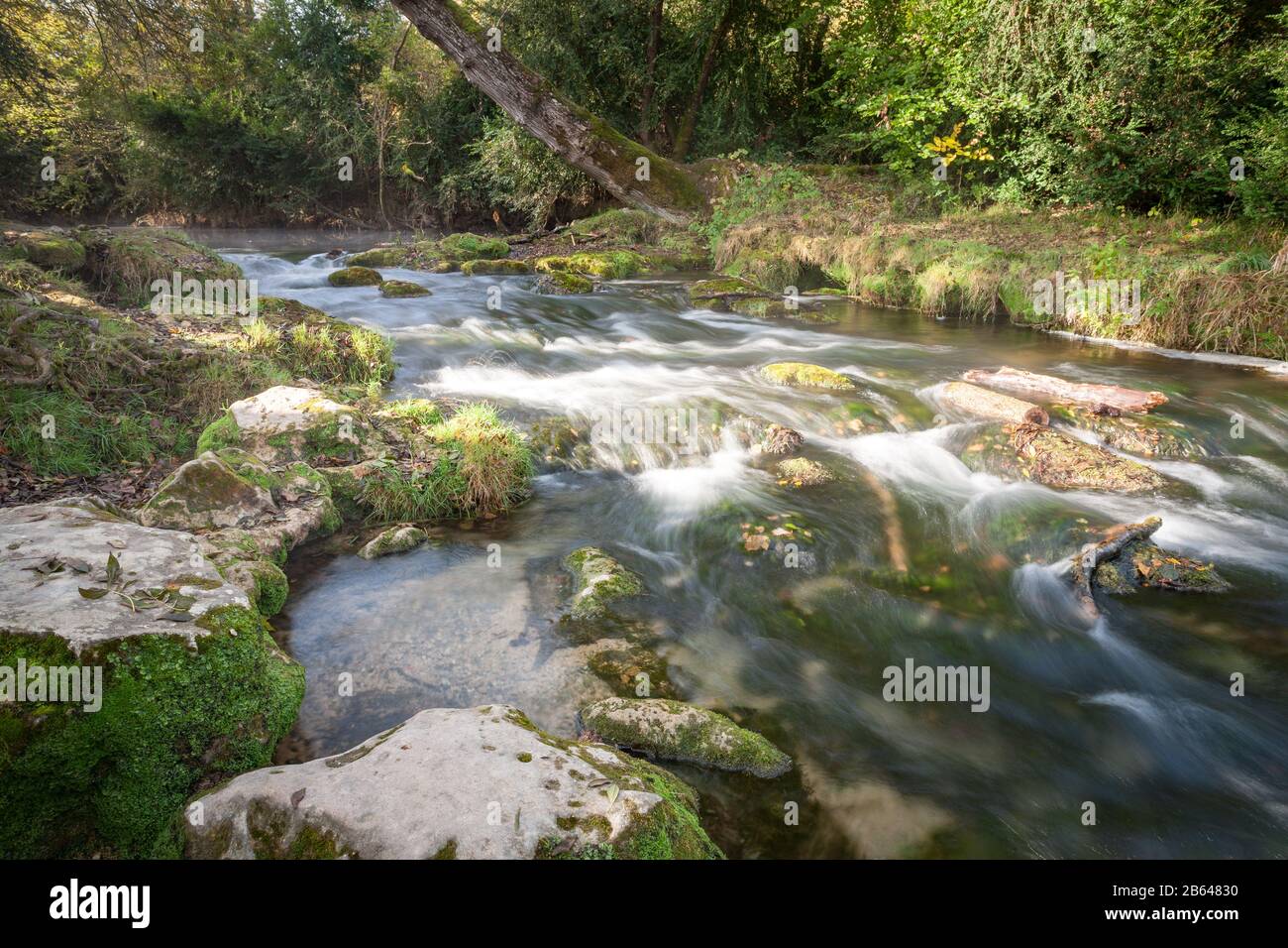 Schnell fließendes Wasser des Le Ceou Flusses Dordogne Frankreich Stockfoto