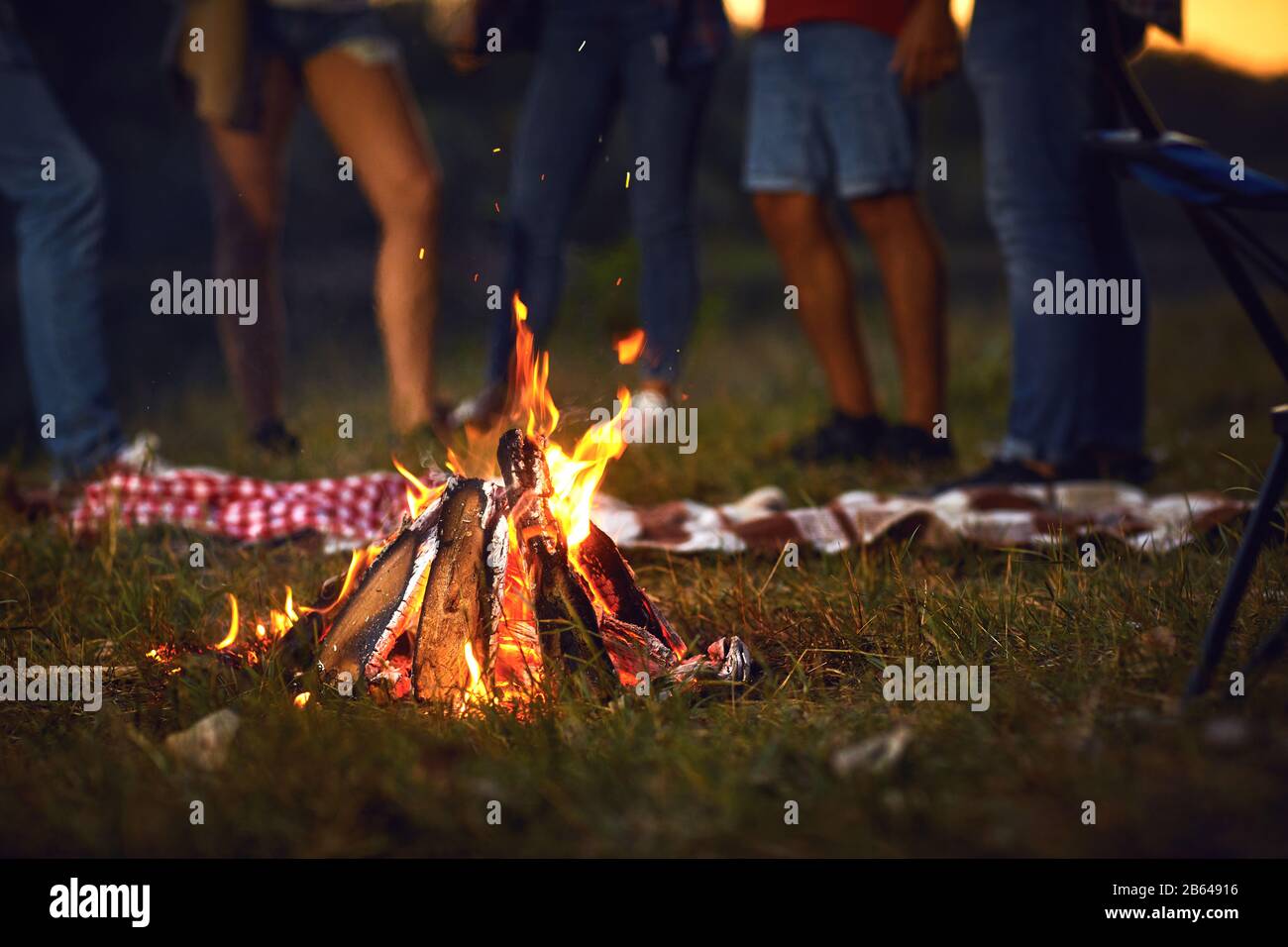 Lagerfeuer nachts bei einem Picknick der Freunde im Herbst Stockfoto