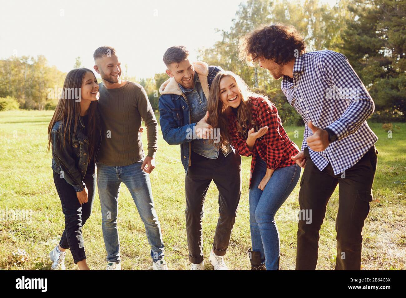 Sind eine Gruppe von Happy Freunde gehen in den Park. Stockfoto