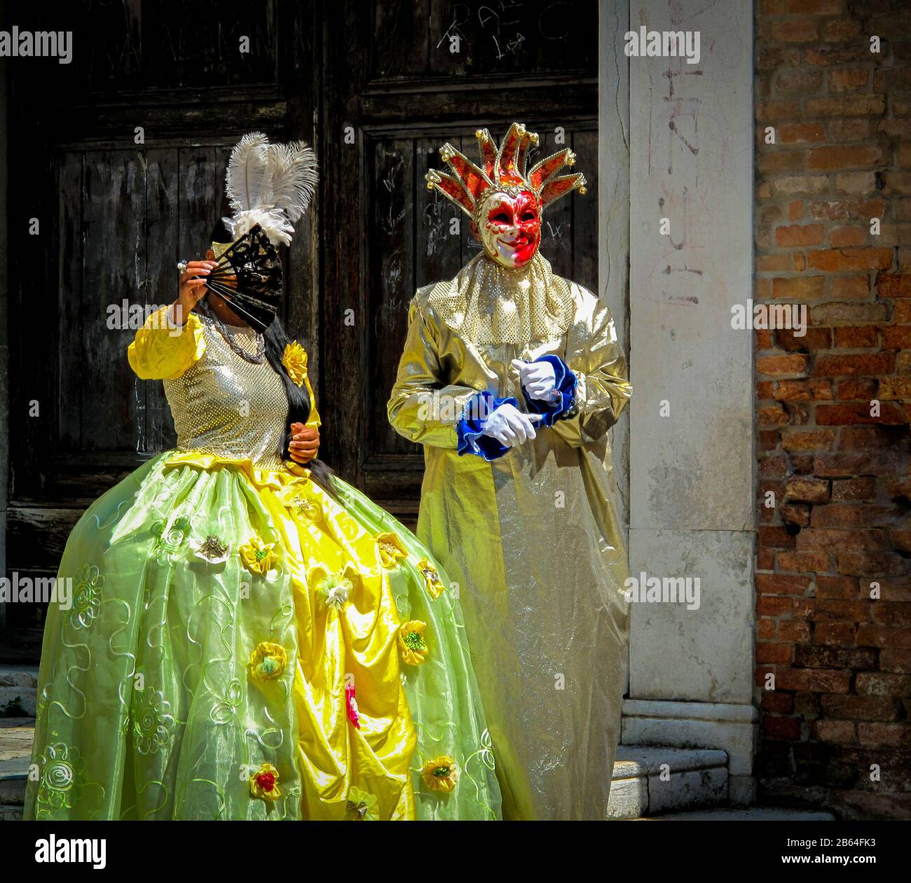 Ein Paar mit Maskenkostümen und Masken für die Carnevale di Venezia, Venedig Italien Stockfoto
