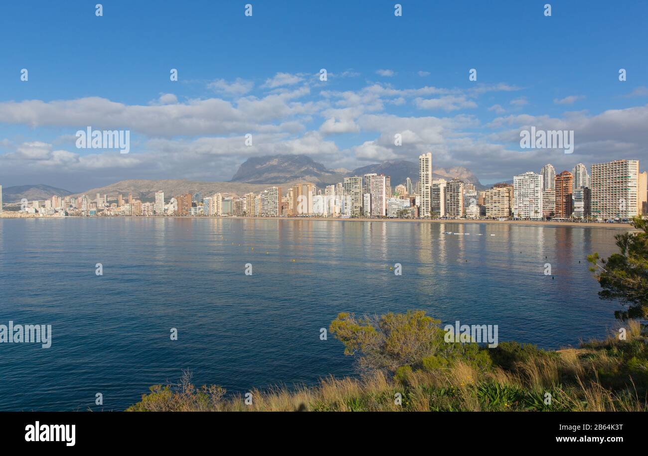 Benidorm Spanien Levante Playa Costa Blanca mit blauem Meer und Apartmentgebäuden Stockfoto