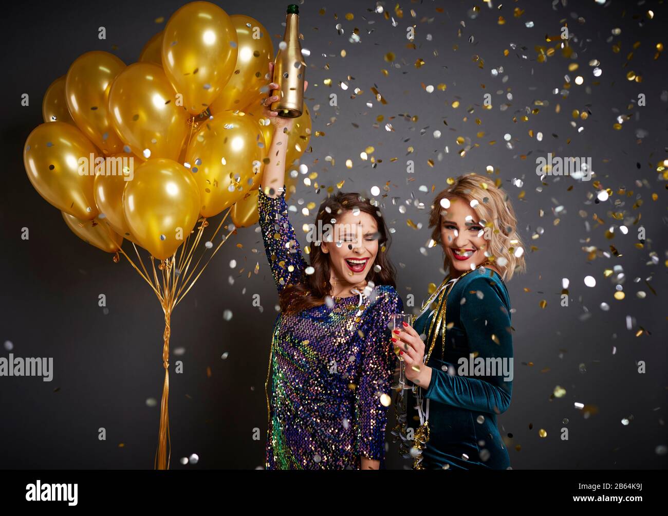 Aufregte Freunde, die das neue Jahr begrüßen Stockfoto