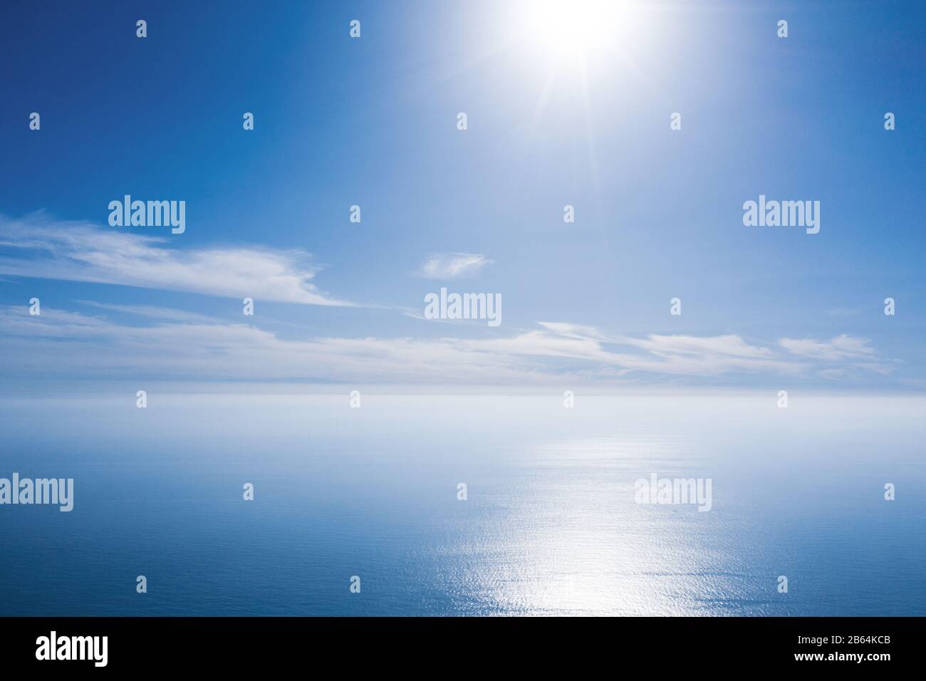 Ein Blick auf das ewige blaue Meer oder den Ozean mit sonnigem und bewölktem Himmel Stockfoto Ein Blick auf das ewige blaue Meer oder den Ozean mit sonnigem und bewölktem Himmel Stockfoto