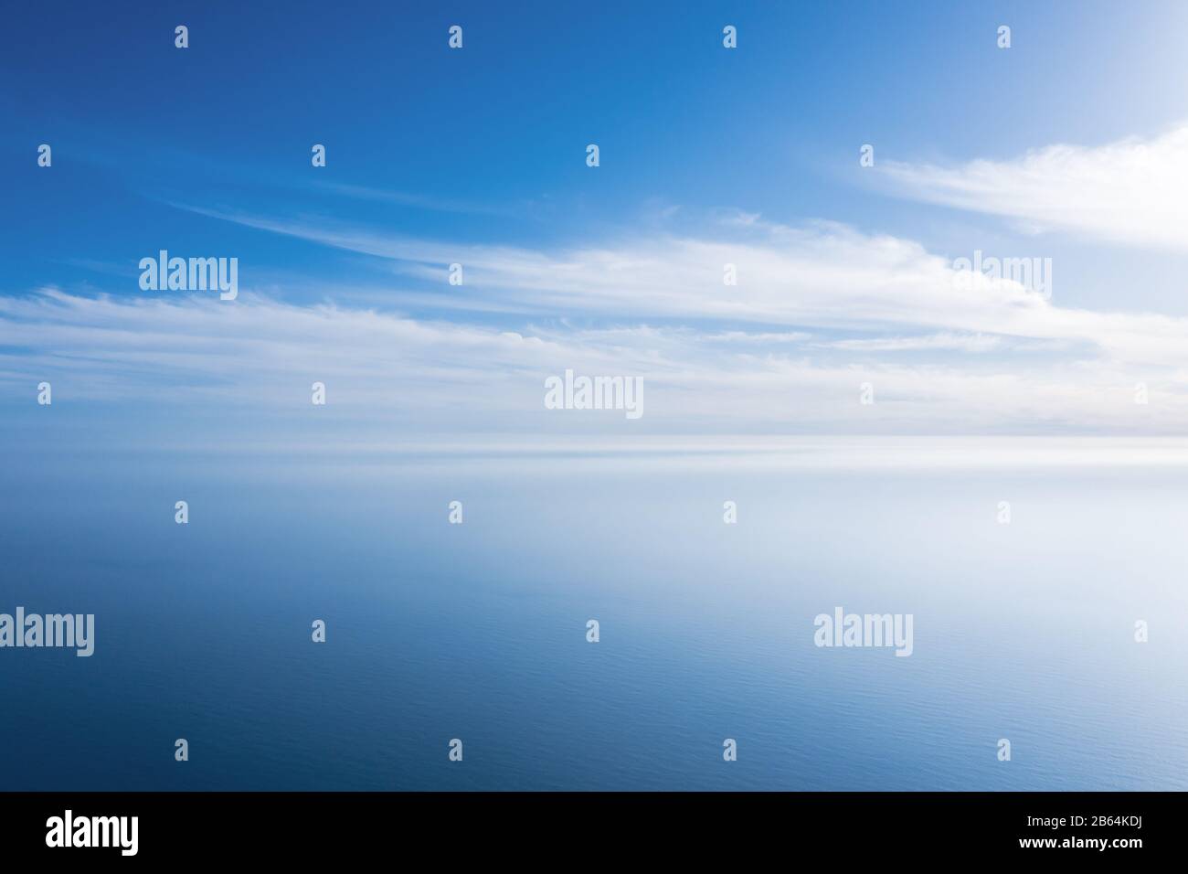 Ein Blick auf das ewige blaue Meer oder den Ozean mit sonnigem und bewölktem Himmel Stockfoto Ein Blick auf das ewige blaue Meer oder den Ozean mit sonnigem und bewölktem Himmel Stockfoto