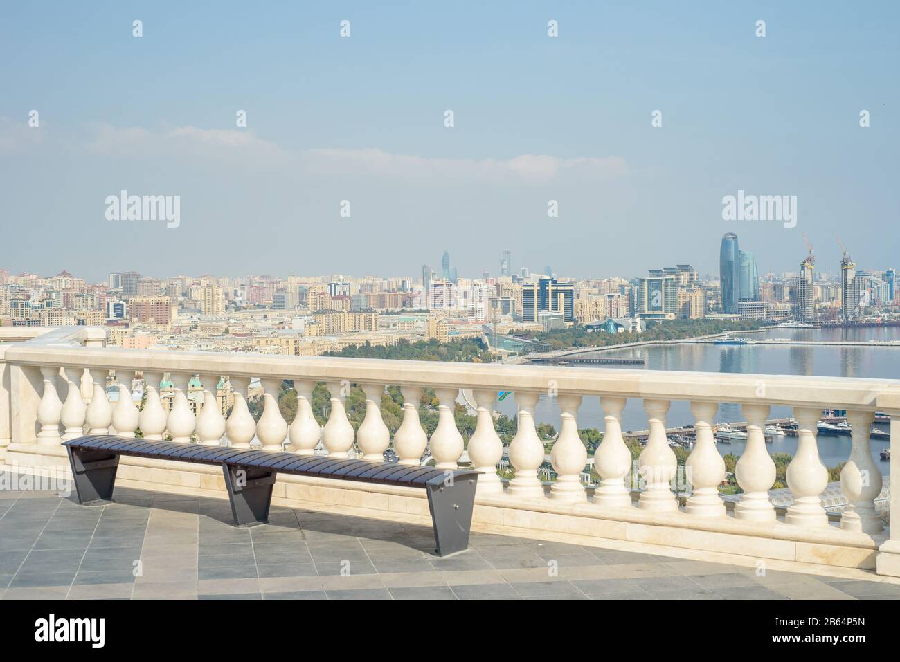 Baku Antenne Panoramablick von der Märtyrer Lane Standpunkt, der in der Mitte von Baku, Aserbaidschan entfernt Stockfoto