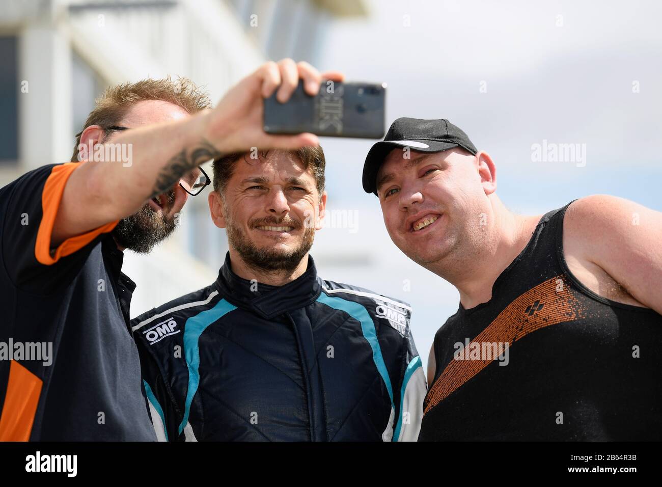 Der italienische Rennwagenfahrer Giancarlo Fisichella trifft sich beim Borland Racing S5000-Test auf dem Winton Raceway, Victoria, März 2020 mit lokalen Fans Stockfoto