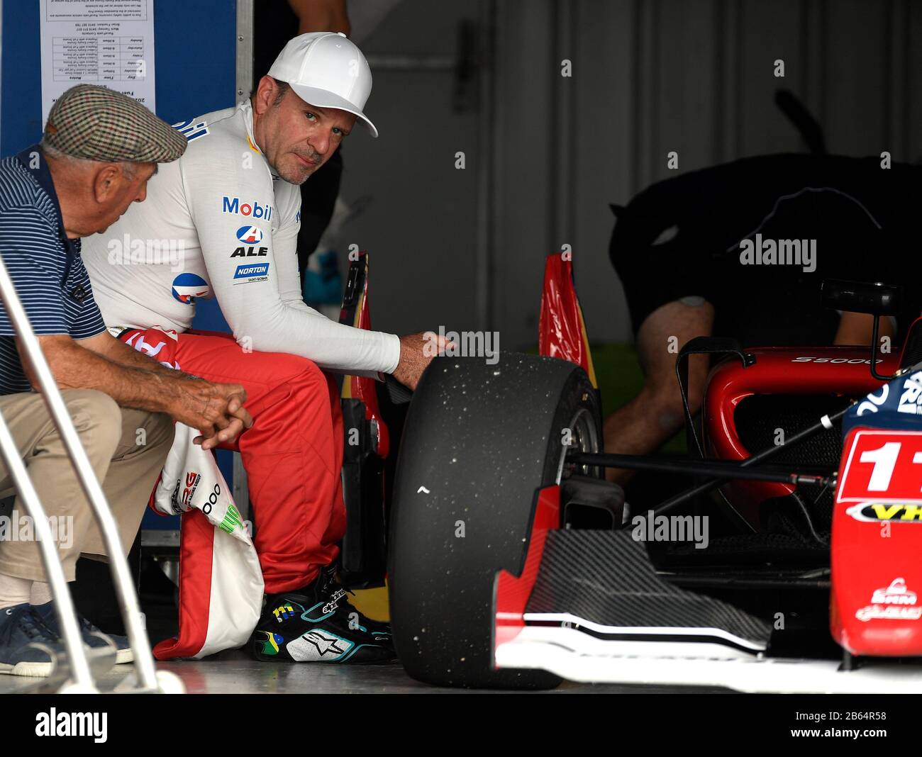 Rubens Barrichello spricht mit Alfredo Constanzo in der Boxenwerkstatt, Team BRM. S5000. Winton Test. Winton Raceway, Winton, Victoria. März 2020 Stockfoto
