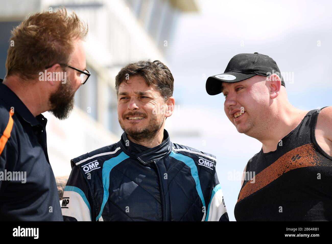 Der italienische Rennwagenfahrer Giancarlo Fisichella trifft sich beim Borland Racing S5000-Test auf dem Winton Raceway, Victoria, März 2020 mit lokalen Fans Stockfoto