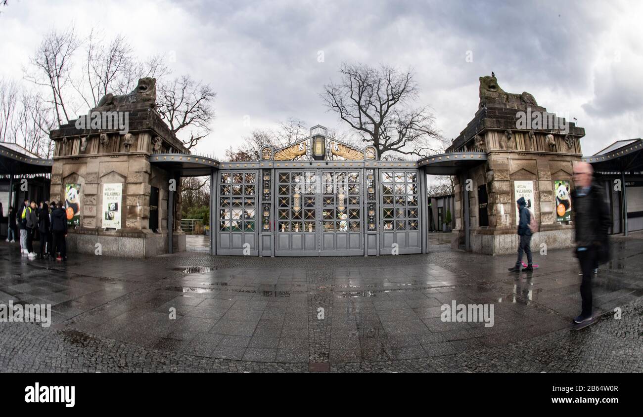 Berlin, Deutschland. März 2020. Wolken hängen über dem Haupteingang des Berliner Zoos. Kredit: Corinna Schwanhold / dpa / Alamy Live News Stockfoto