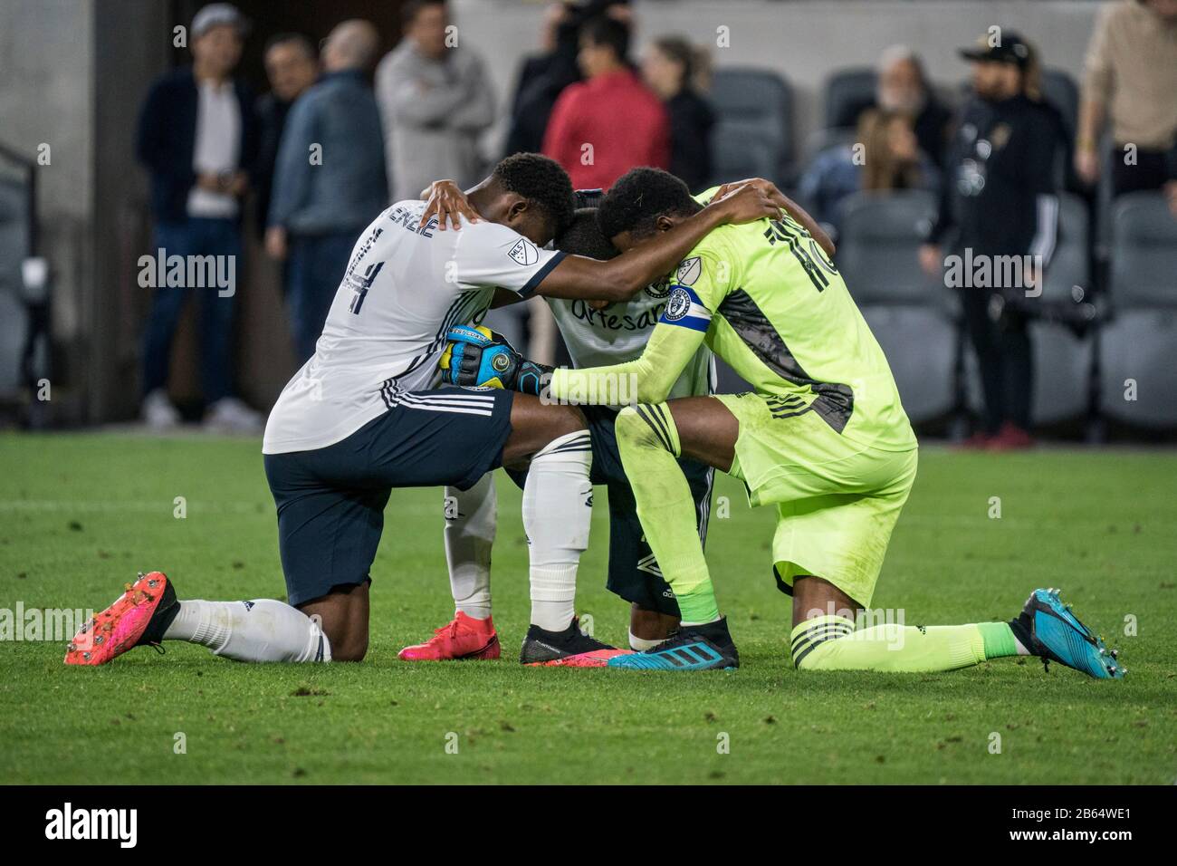 Philadelphia Union Torhüter Andre Blake (18), Verteidiger Mark McKenzie (4) und Verteidiger Raymon Gaddis (28) versammeln sich nach dem Spiel eines MLS-Fußballspiels gegen den LAFC, Sonntag, 8. März 2020, in Los Angeles, Kalifornien, USA. (Foto von IOS/Espa-Images) Stockfoto