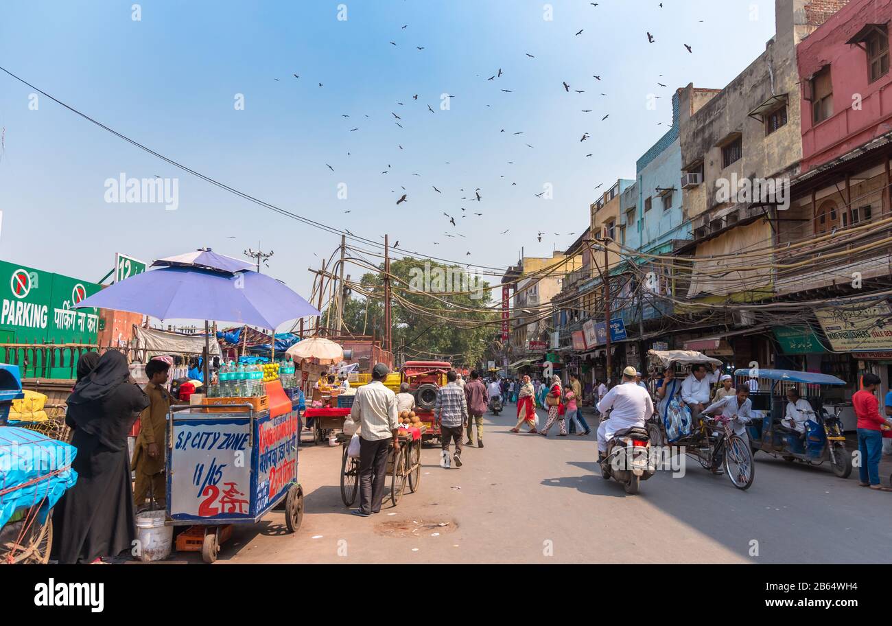 Delhi/Indien – Oktober 11,2019. Verkäufer und Käufer von verschiedenen Artikeln auf dem Meena Bazaar vor Jama Masjid. Stockfoto