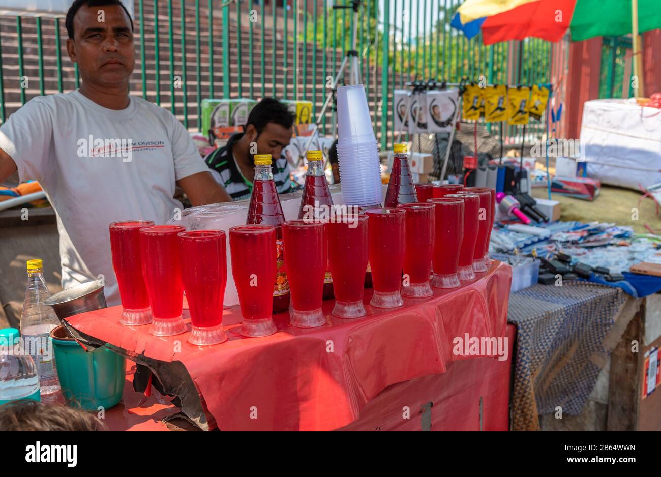 Delhi/Indien – Oktober 11,2019. Ein Mann, der Rooh Afza-Saft bei Meena Bazar verkauft. Rooh Afza Saft wird als Heilmittel für loo (die heißen Sommerwinde von NOR verwendet Stockfoto