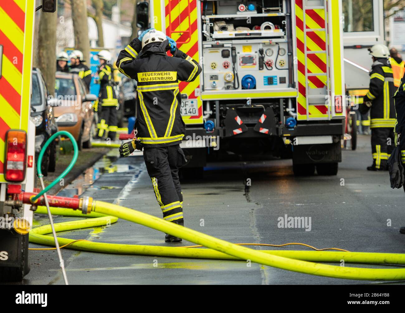 Neu Isenburg, Deutschland. März 2020. Ein Feuerwehrmann der Feuerwehr Neu-Isenburg stellt sich auf seinen Helm. Kredit: Andreas Arnold / dpa / Alamy Live News Stockfoto