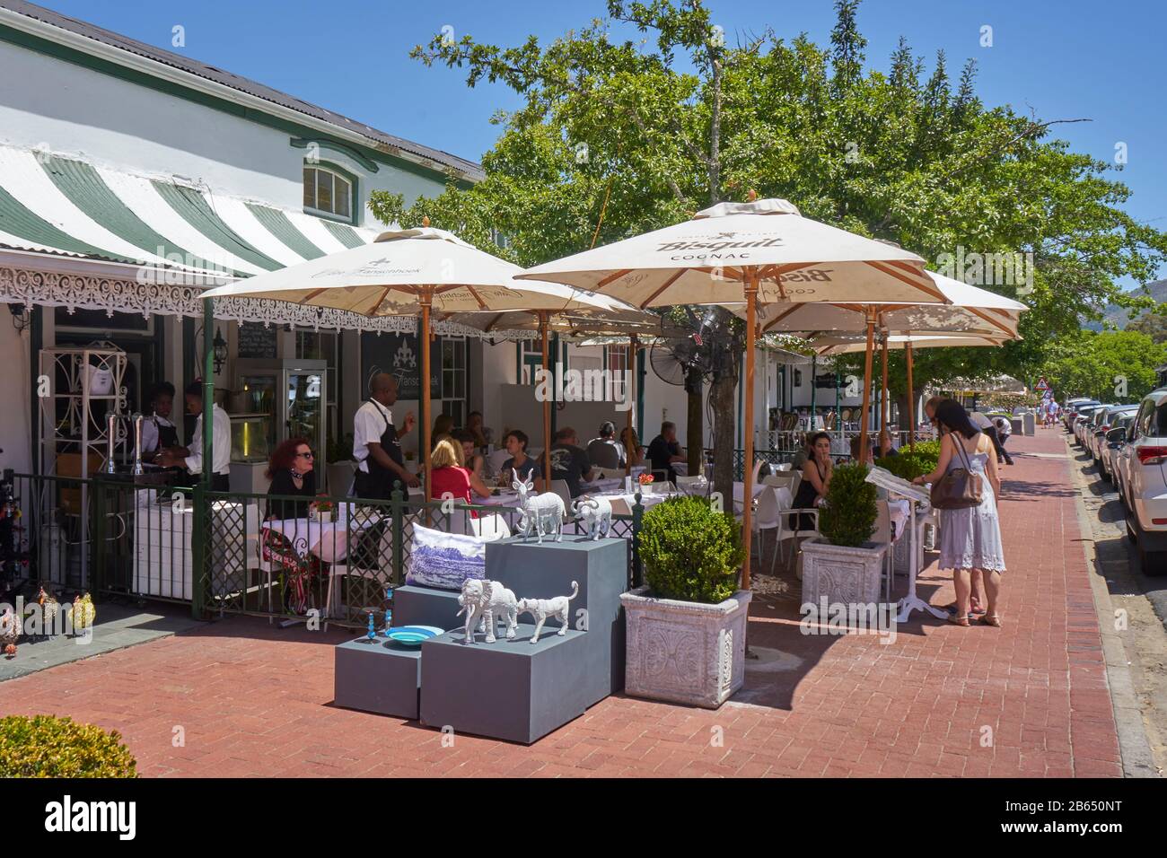 Cafe Franschhoek, Franschhoek, Cape Winelands, Western Cape, Südafrika: Touristen in Café, Afrikanisches Handwerk Stockfoto