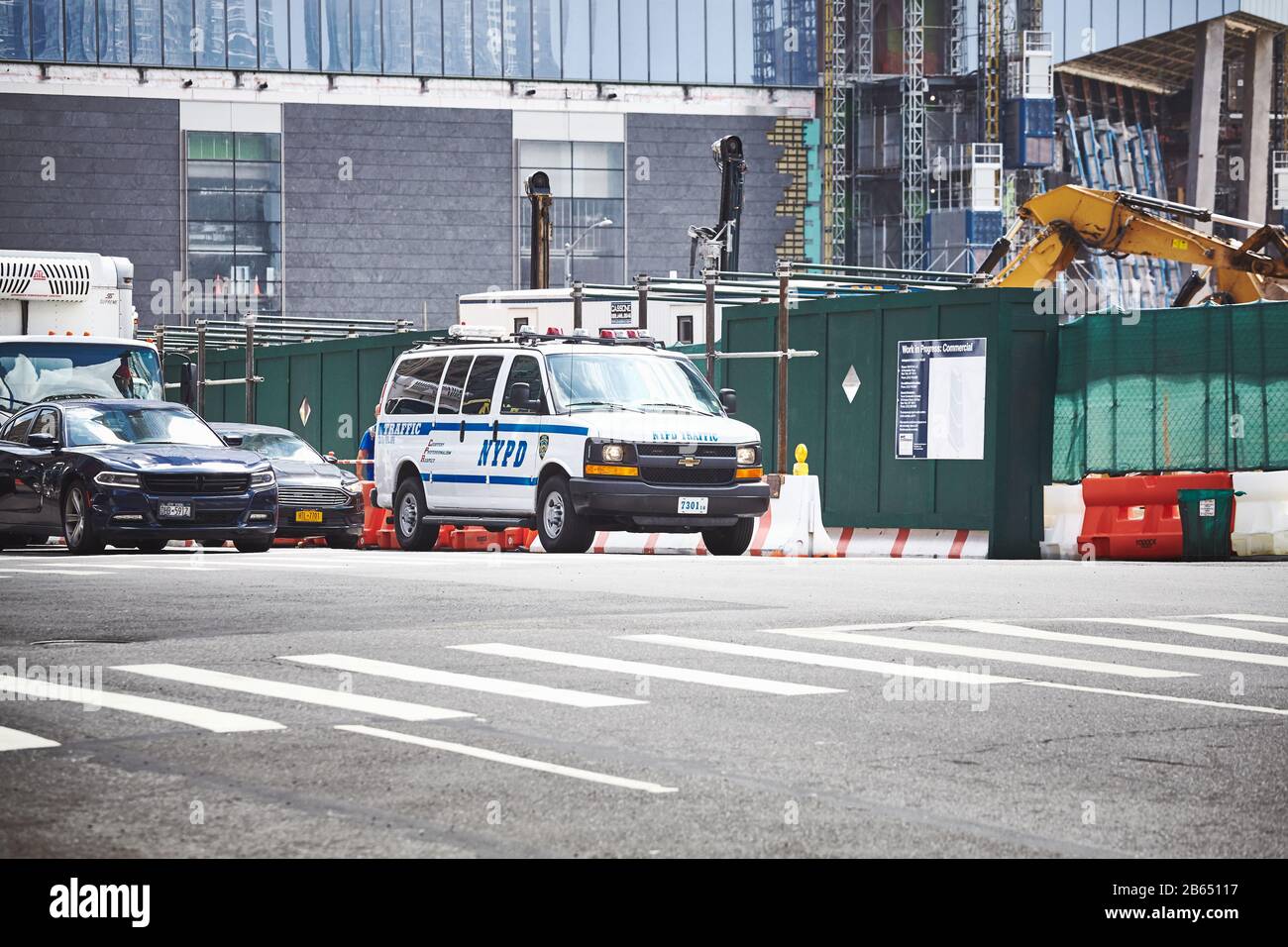 New York City, USA - 28. Juni 2018: NYPD-Verkehrsfahrzeug auf einer Straße der hell's Kitchen Nachbarschaft von Manhattan. Stockfoto
