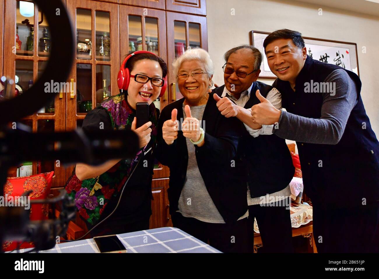 (200310) -- TAIYUAN, 10. März 2020 (Xinhua) -- Wu Lingyun (1. R) und seine Familie jubeln den medizinischen Arbeitern zu, die auf dem Live-Stream in Taiyuan, der nordchinesischen Provinz Shanxi, am 6. März 2020 zusehen. Aufgrund der epidemischen Risiken von COVID-19 werden Theatervorstellungen ausgesetzt. Wu Lingyun verlegt seine Bühne der Jin Opera auf eine Live-Streaming-Plattform mit seinen Eltern und seiner Frau, die alle berühmte Darsteller der Jin Opera sind. Die Jin-Oper ist eine traditionelle Kunstform, die in der Provinz Shanxi während der frühen Jahre der Qing-Dynastie (1644-1911) entstanden ist und für ihren energischen Gesangsstil bekannt ist. (Xinhua/Cao Yang) Stockfoto