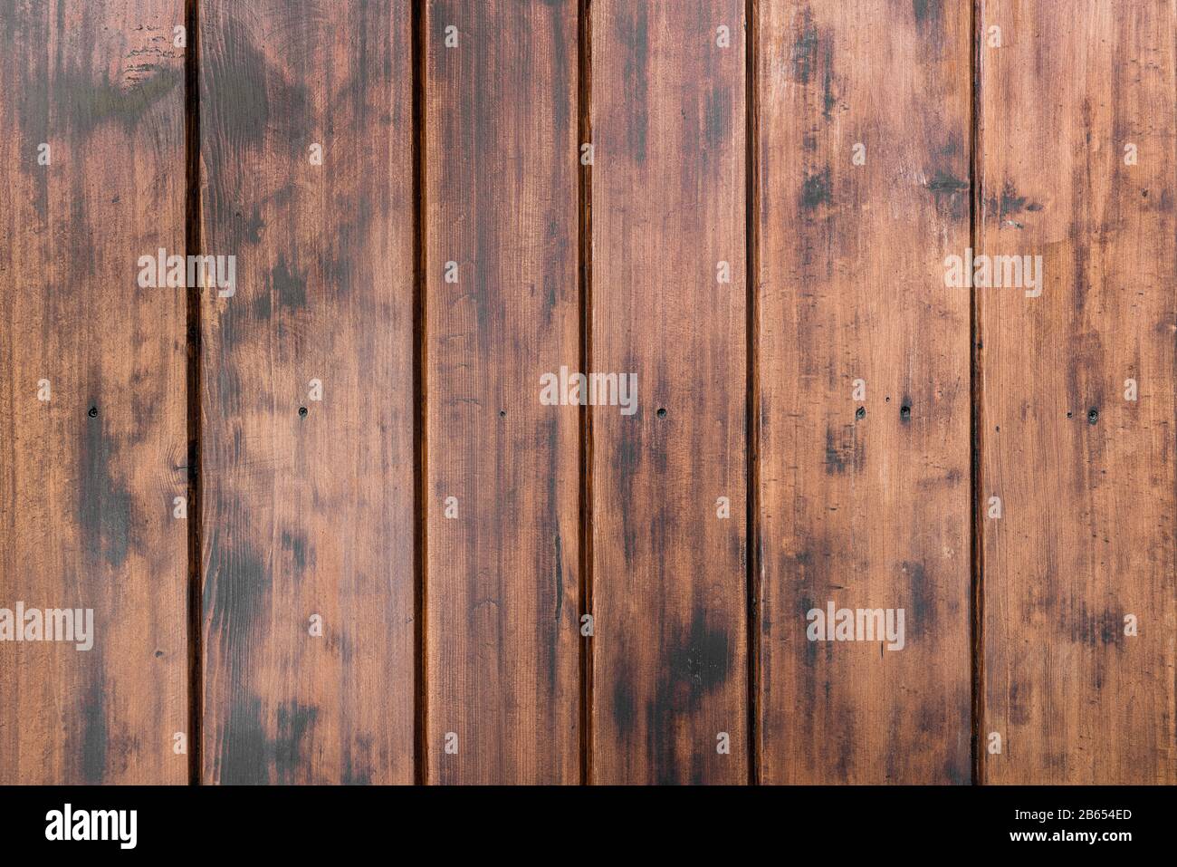 Braun bemaltes Naturholz mit Körnern für Hintergrund, Banner und Textur Stockfoto