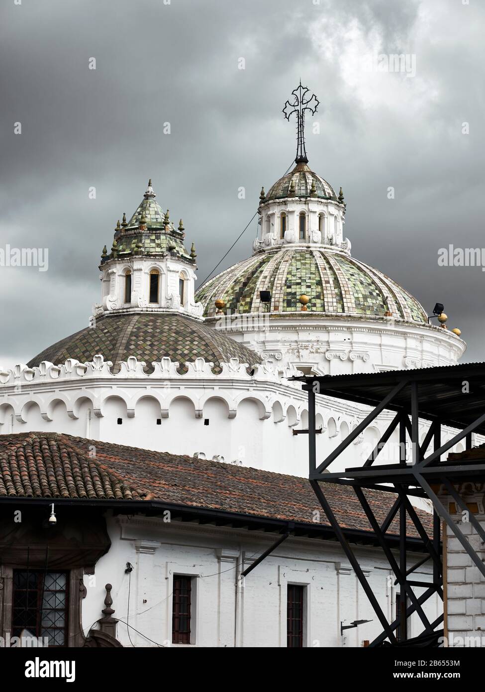 Doppelkuppeln der Kirche La Compañía Quito, Ecuador Stockfoto