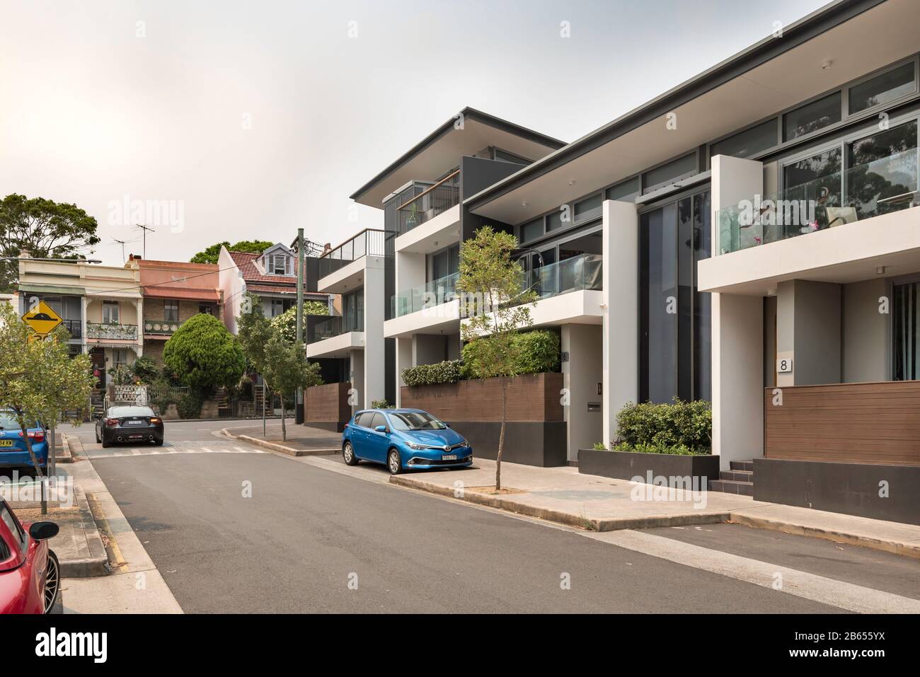 Moderne, niedrige Wohnungen in Glebe, Sydney, Australien, im Gegensatz zu den nahe gelegenen Terrassenhäusern der Federation aus den frühen 1900er Jahren Stockfoto