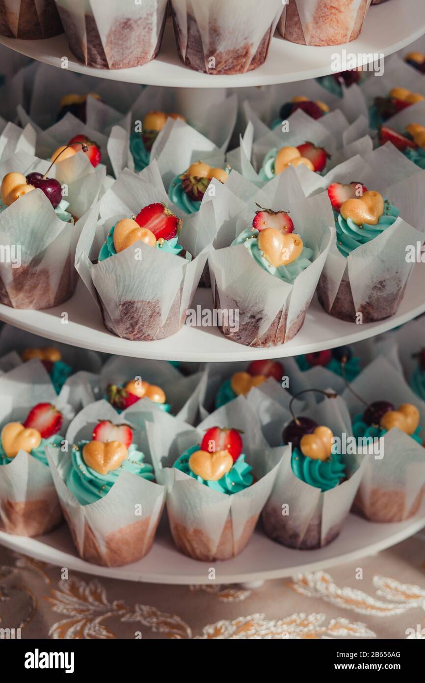 Hochzeitstorte mit Blumenkuchen an der Rezeption Stockfoto