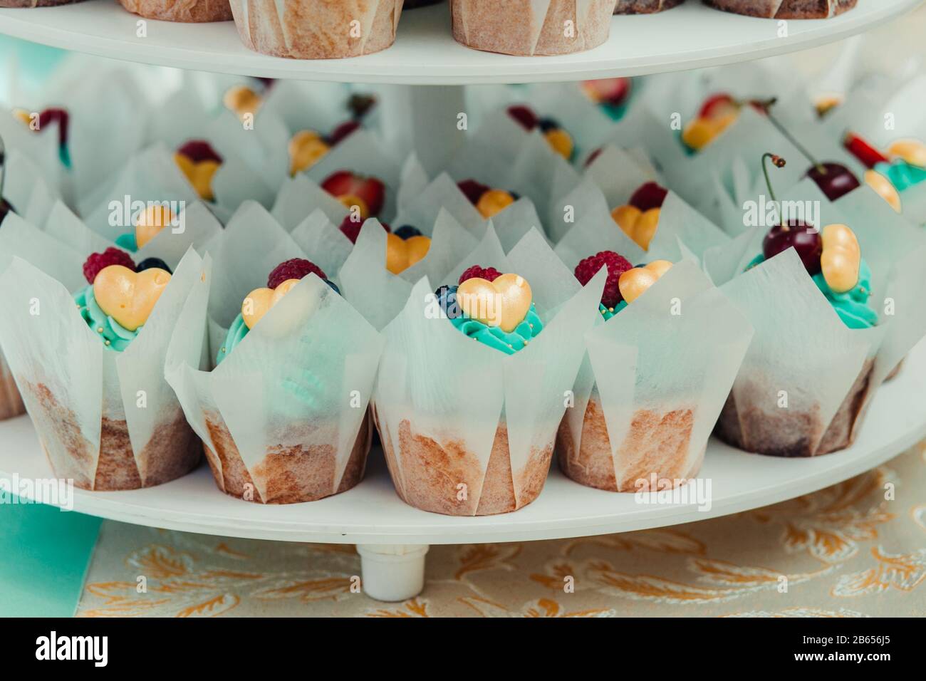 Hochzeitstorte mit Blumenkuchen an der Rezeption Stockfoto