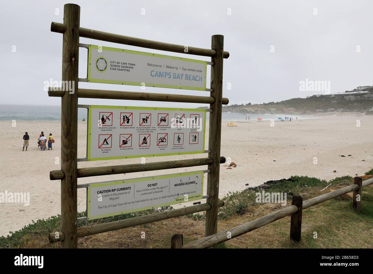 Camps Bay Beach, Victoria Road, Camps Bay, Kapstadt, Südafrika. Stockfoto