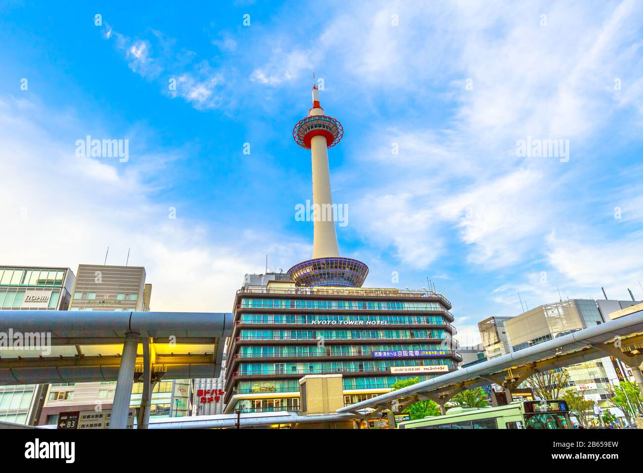 Kyoto, Japan - 27. April 2017: Kyoto Tower Hotel Gebäude mit Aussichtsplattform über der Spitze und der Basis von Leuchtturm-förmig, von Kyoto aus gesehen Stockfoto