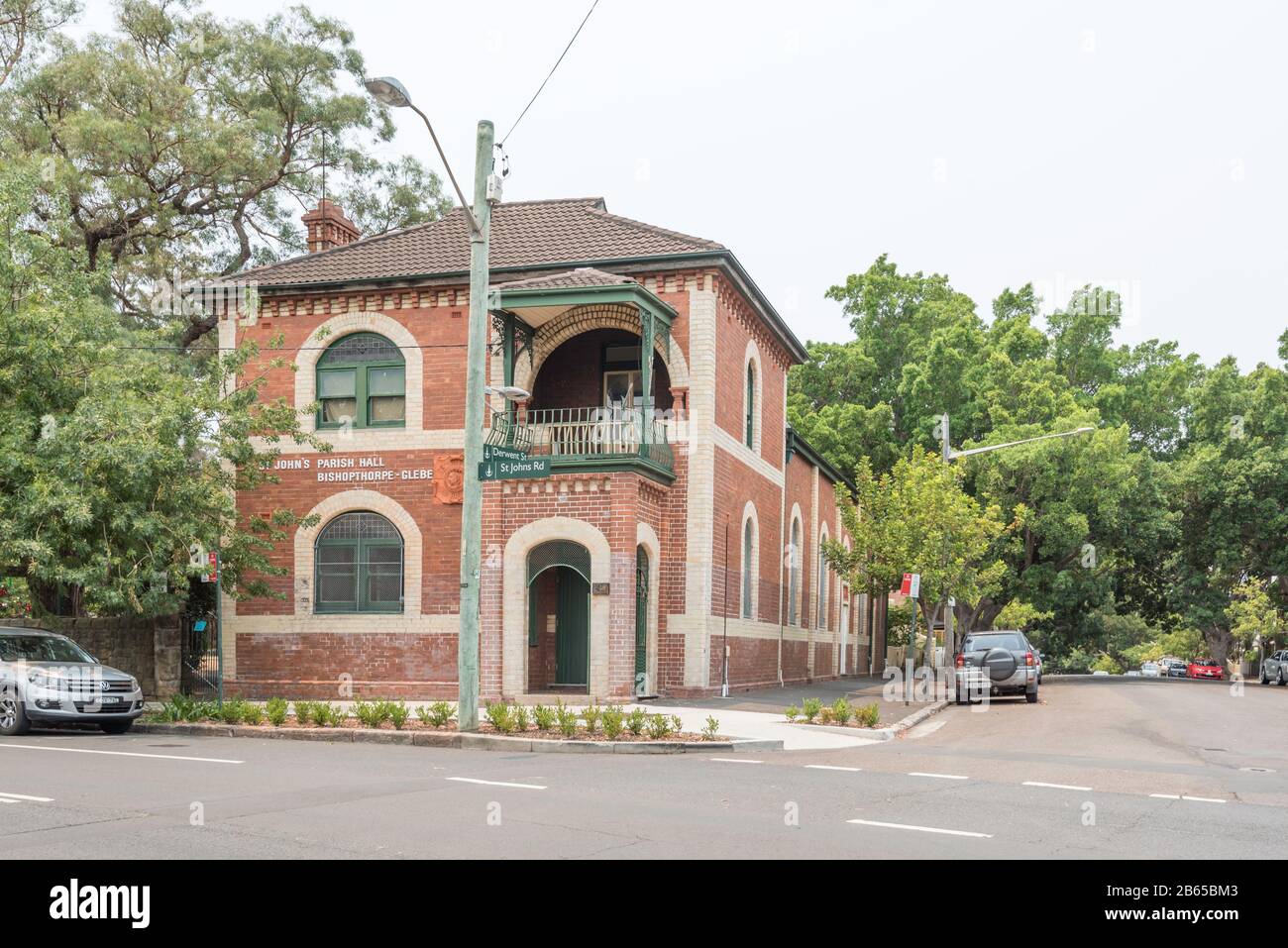 Die St John's Parish Hall ist ein 1897 errichtetes, ein- und zweistöckiges Gebäude im freien Stil der Polychrome Brick Federation, das von Edward Halloran entworfen wurde Stockfoto