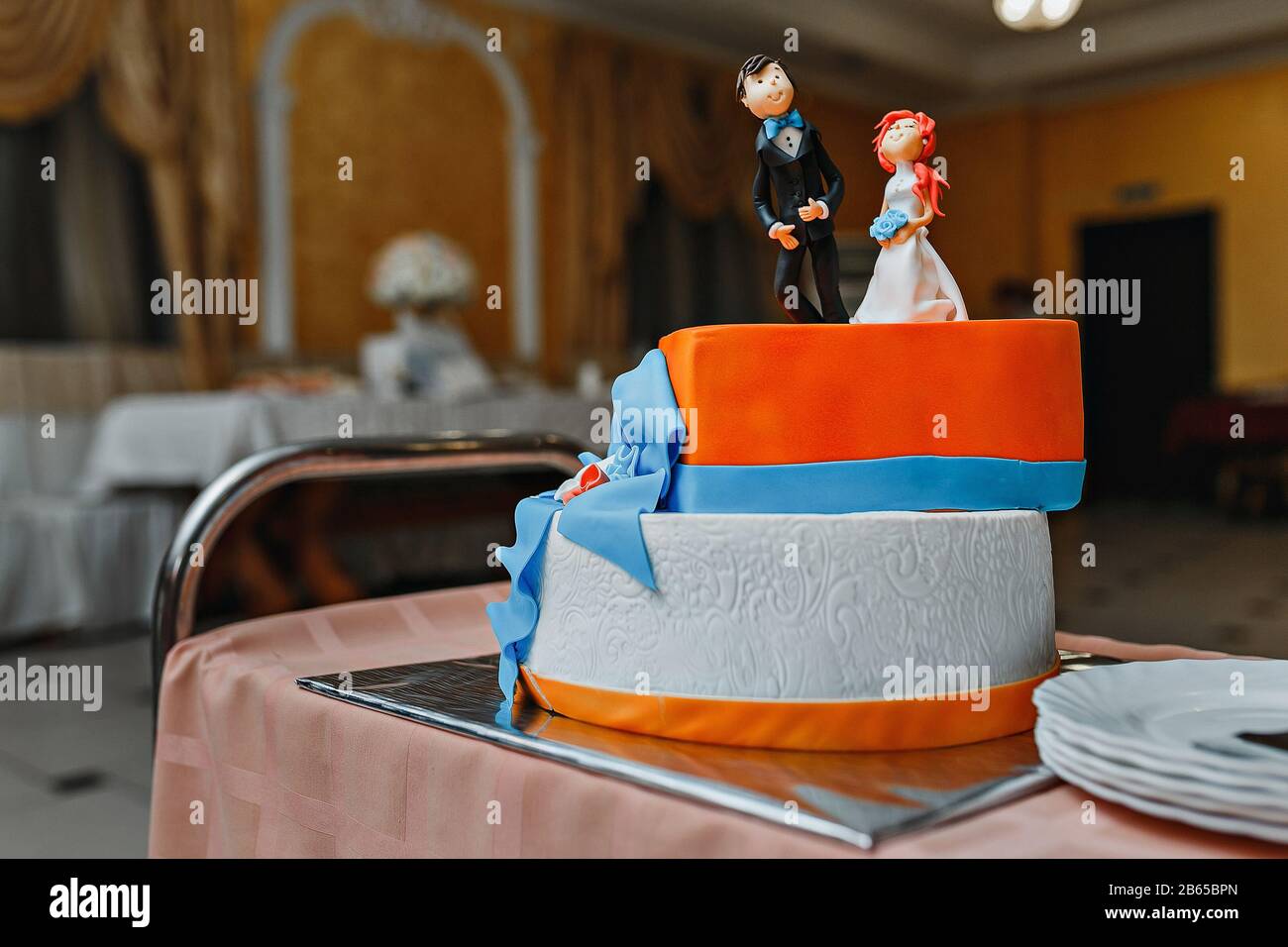 Figurinen der Brautpaar auf einem Hochzeitstorte. Stockfoto