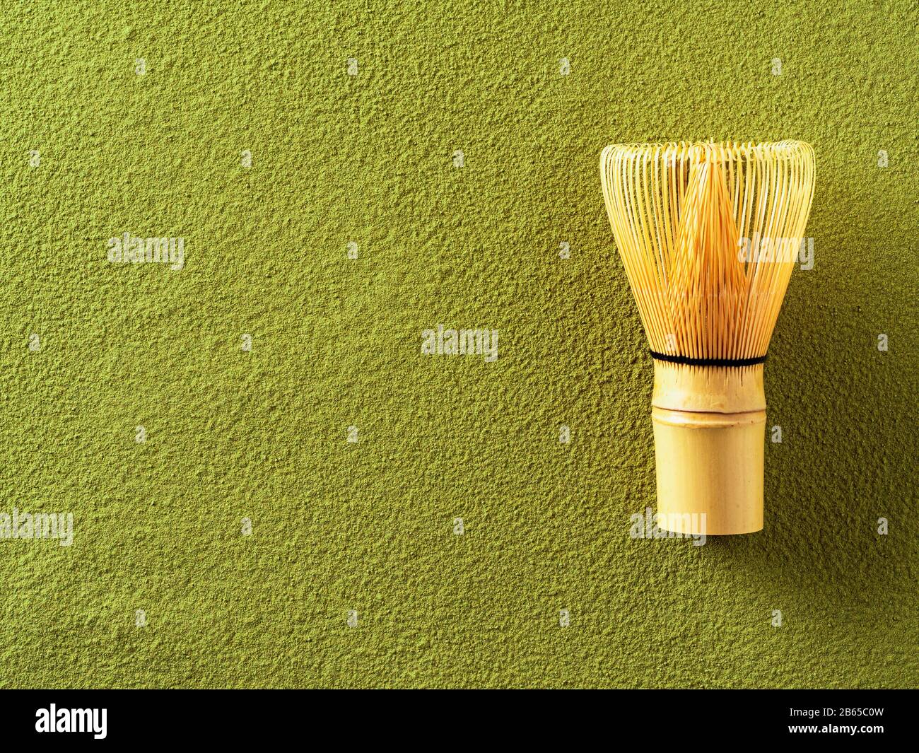 Grün gepulverter Tee Matcha-Hintergrund und Bambus schlagen Chasen. Platz für Text oder Design kopieren Stockfoto