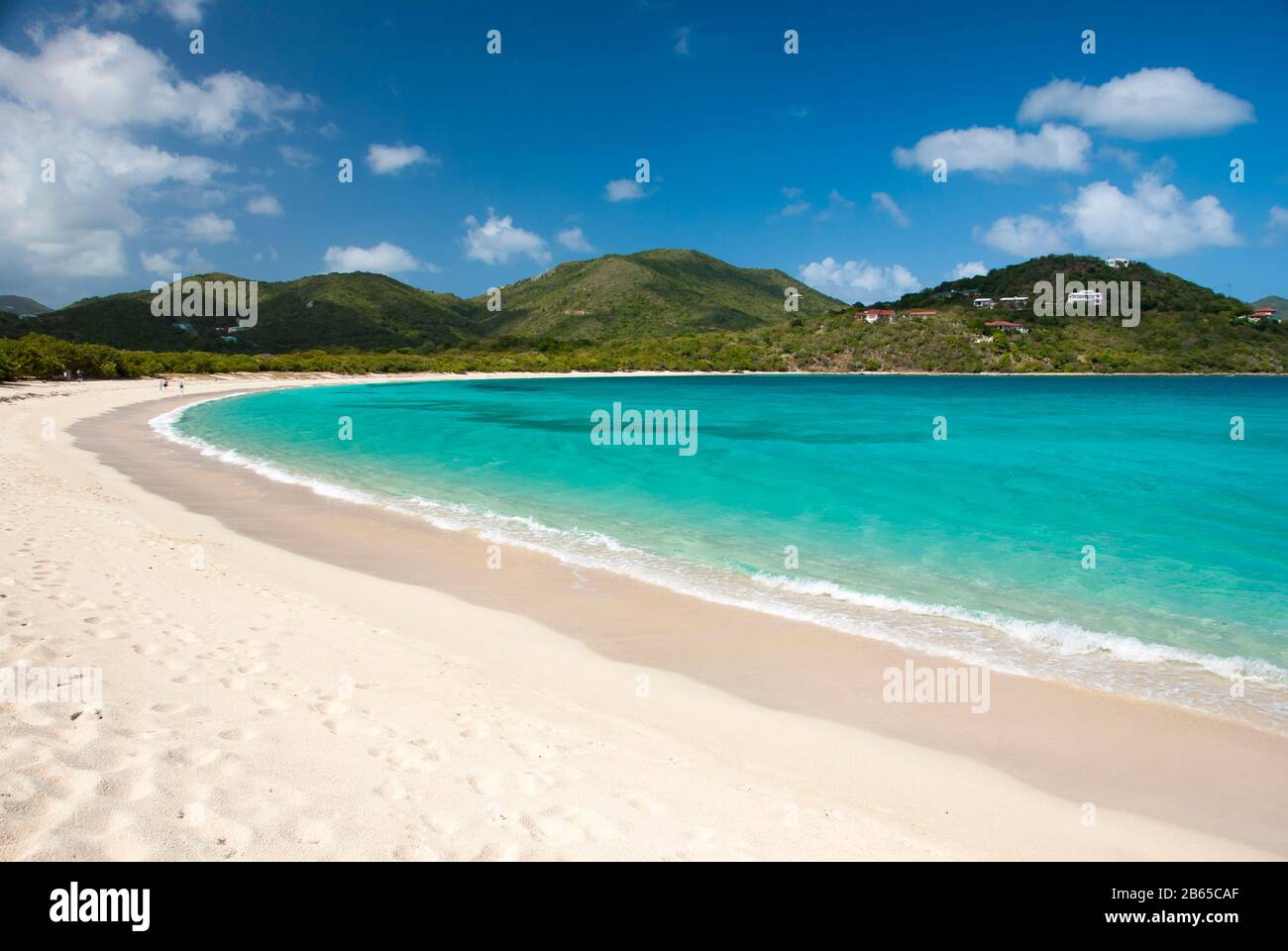 Helle, malerische, leere Aussicht auf den breiten, geschwungenen karibischen Strand in Long Bay, Beef Island, Tortola, British Virgin Islands Stockfoto