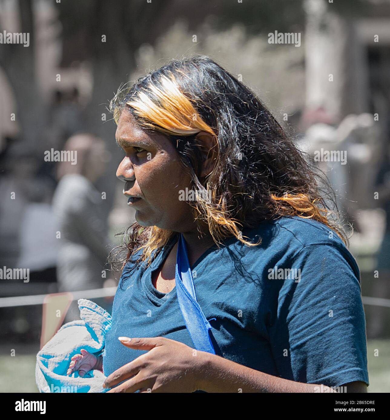 Porträt einer jungen Aborigine-Frau mit teilweise gefärbten roten Haaren, Alice Springs, Northern Territory, NT, Australien Stockfoto