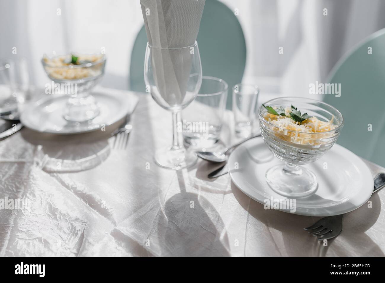 Stilvoll dekorierter Tisch mit köstlichen Speisen, Festhochzeit, Catering im Restaurant Stockfoto