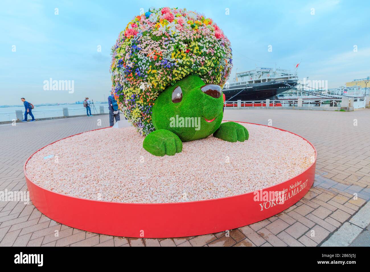 Yokohama, Japan - 21. April 2017: Blumenplastik im Yokohama Garden Halskette im Yamashita Park, erster Küstenpark in Japan im Yokohama Port with Stockfoto