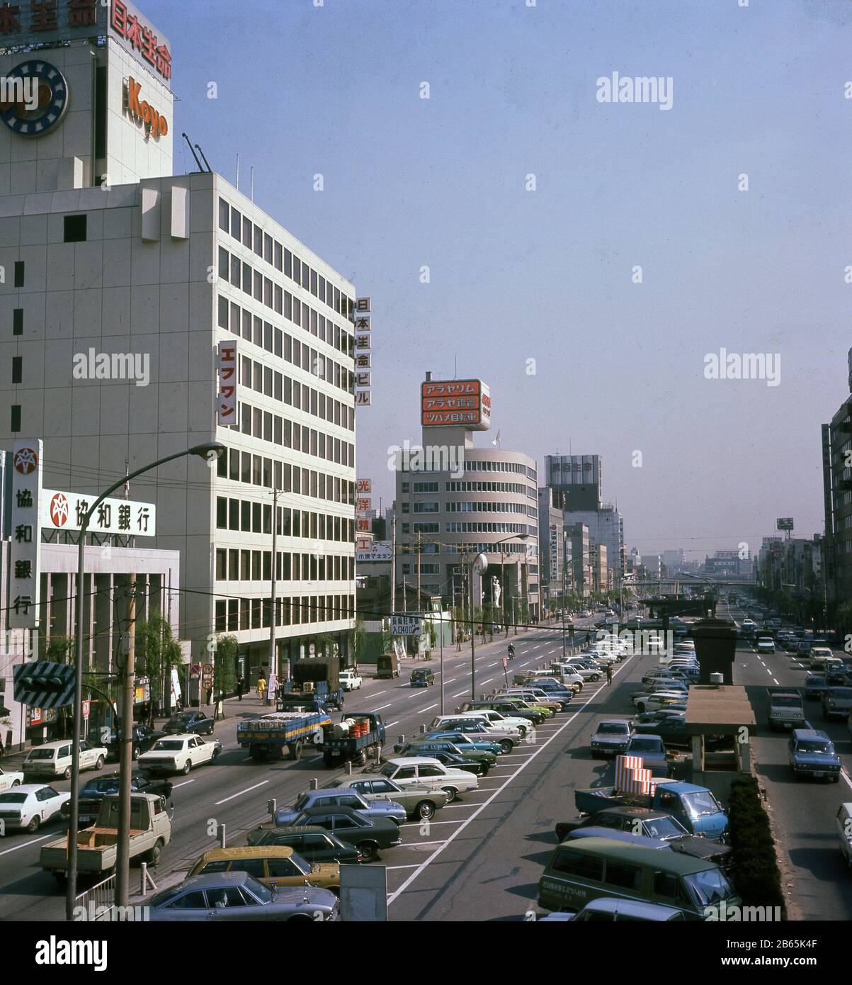 1960er Jahre, historisch, Japan, Tokio Stadt, wie in dieser Zeit gesehen, mit den Büros von Koyo Electronics auf der linken Seite. Mit Sitz in Kodaira, Tokio, produzierte Koyo Electronics an und seine Tochtergesellschaft Koyo Electronics Industry, bekannt als Just Koyo, von 1955 bis 1973 tragbare Transistorradios, die in den 1960er Jahren Millionen verkauften Stockfoto