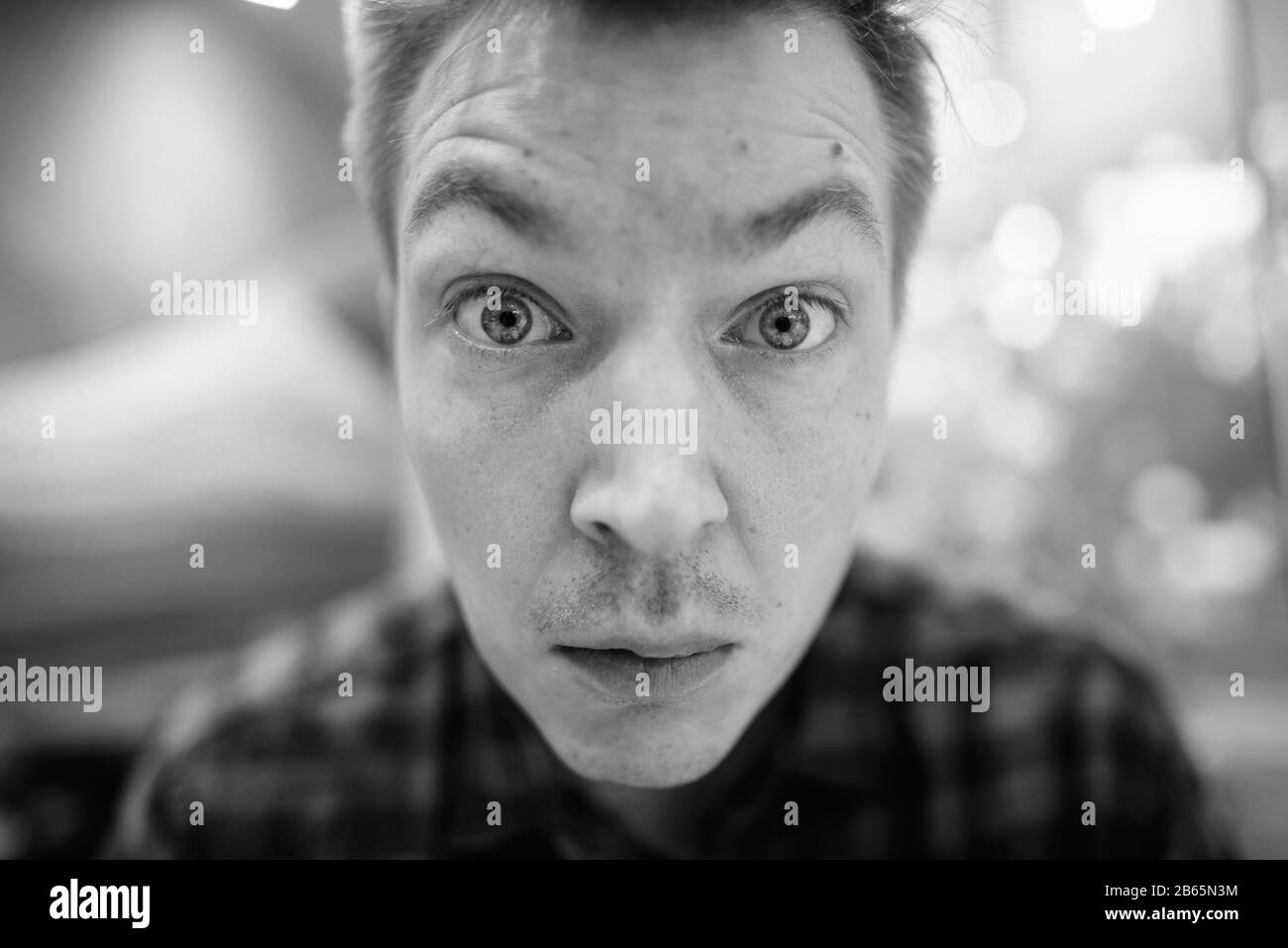 Gesicht eines jungen, gutaussehenden Touristen, der ein lustiges Gesicht hat Stockfoto