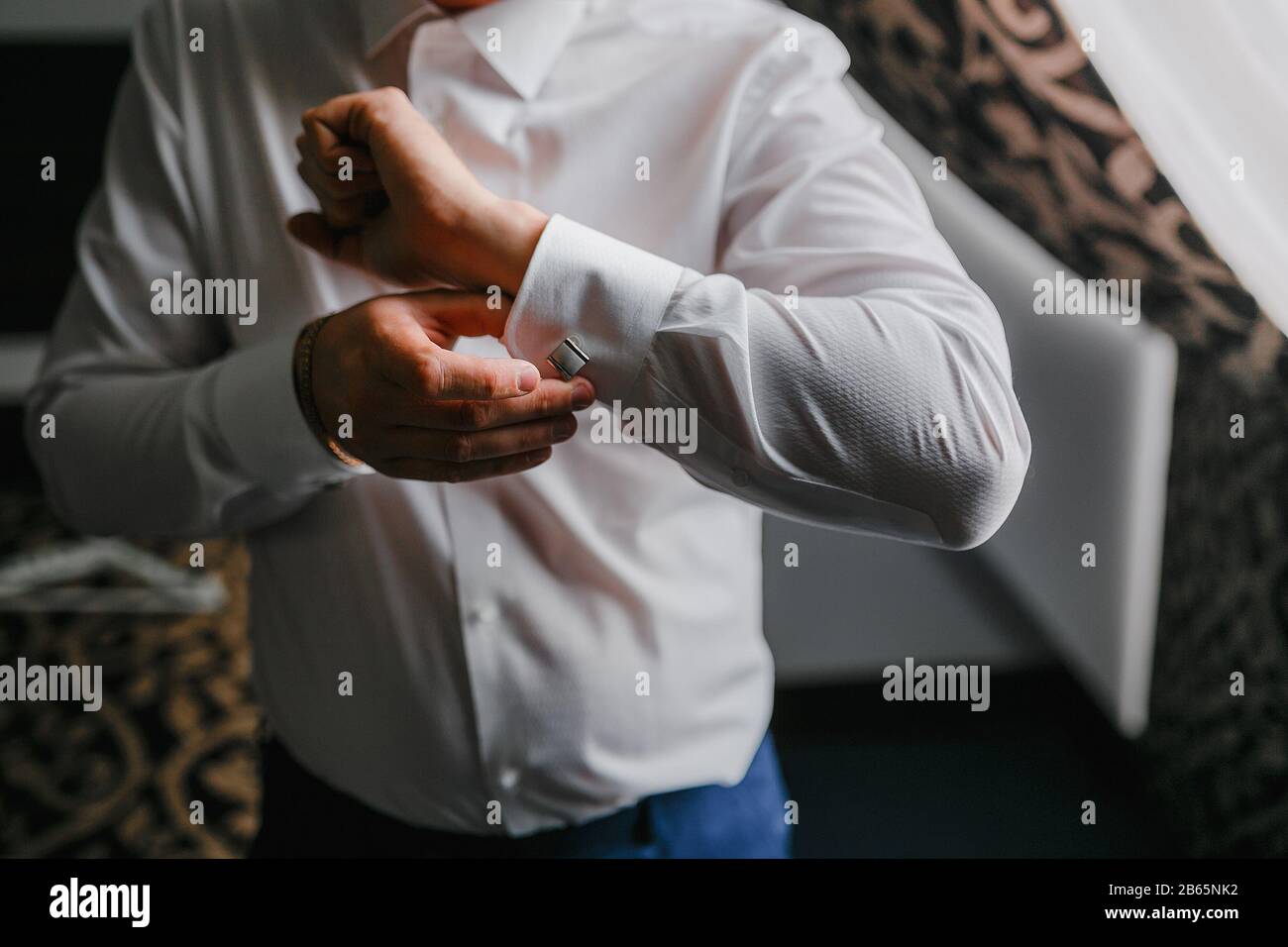 Besen Sie die Manschettenknöpfe im Hemd Stockfoto