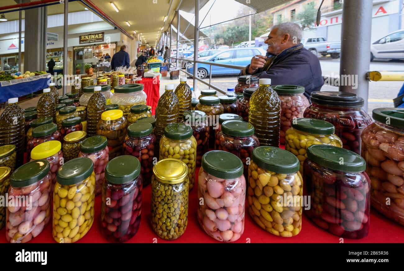 Lokal angebaute und konservierte Produkte, einschließlich Kalamata-Oliven, Öl und Kapern, auf dem Markt in Kalamata, Messenien, Südliche Peloponnes, Griechenland. Stockfoto