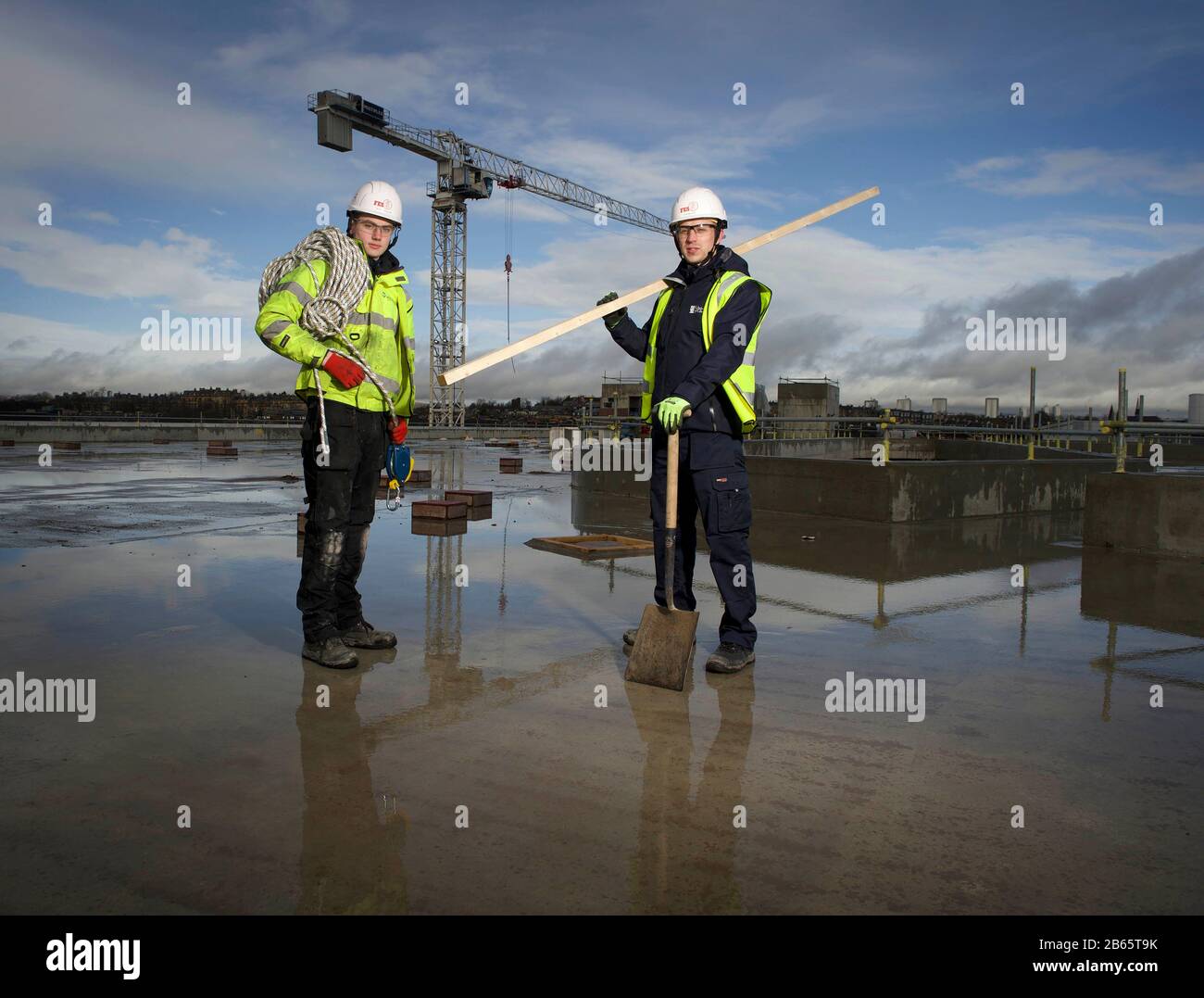 NUR redaktionelle VERWENDUNG (Von Links nach rechts) Ryan Shley 2. Jahr Sanierungslehrling Multiplex und Alan Wood 2. Jahr Baudienstlehrling Glasgow University vor Ort an Der University of Glasgow Research Hub Development, um die Open Doors Initiative in Schottland zu starten. Stockfoto NUR redaktionelle VERWENDUNG (Von Links nach rechts) Ryan Shley 2. Jahr Sanierungslehrling Multiplex und Alan Wood 2. Jahr Baudienstlehrling Glasgow University vor Ort an Der University of Glasgow Research Hub Development, um die Open Doors Initiative in Schottland zu starten. Stockfoto