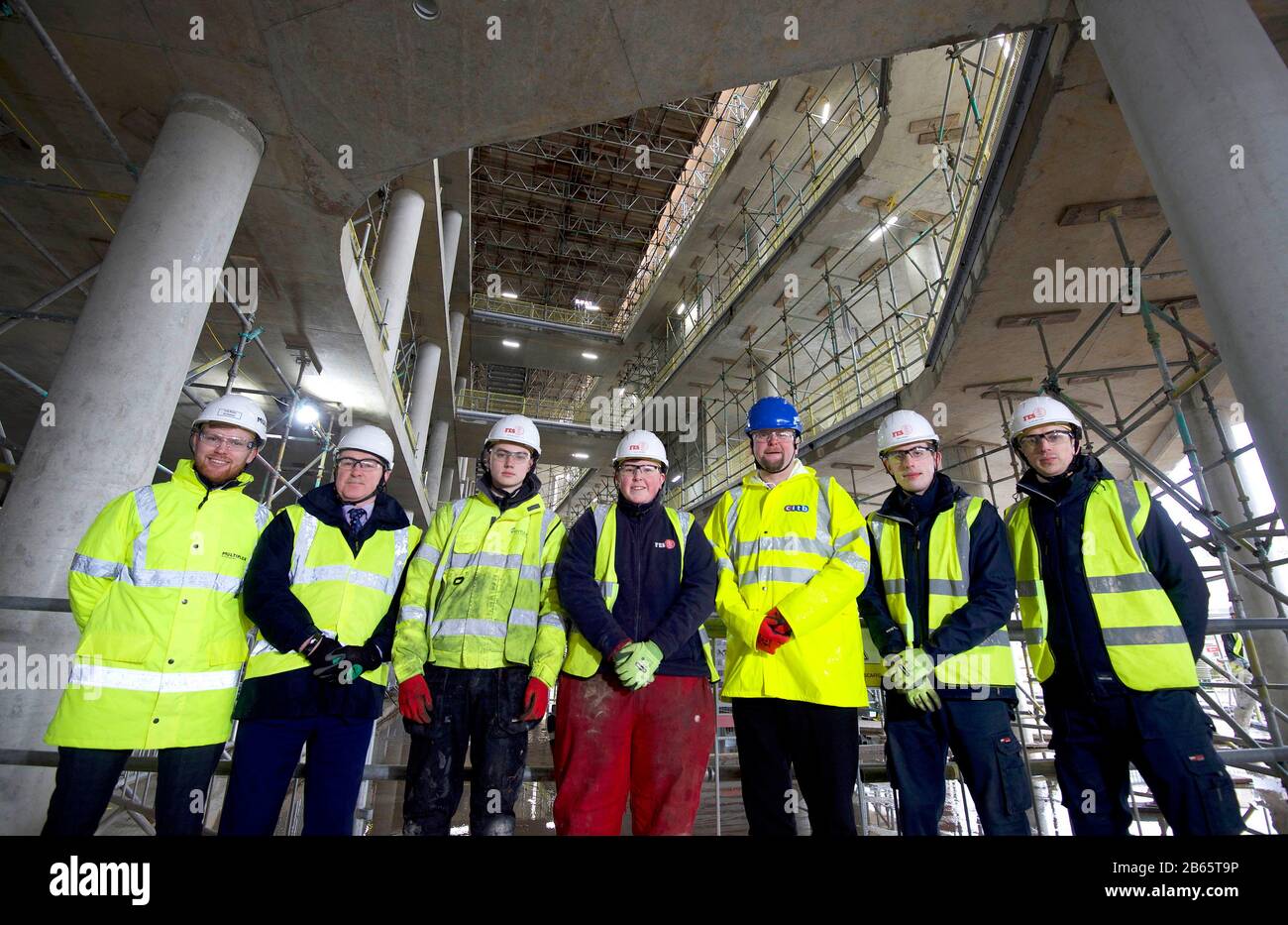 REDAKTIONELLE VERWENDUNG NUR Der Örtliche CITB-Manager Barry Dawson besucht Manager, Vertreter der Universität Glasgow und Lehrlinge von Multiplex Construction Europe Ltd vor Ort an Der University of Glasgow Research Hub Development, um die Open Doors Initiative in Schottland zu starten. Stockfoto REDAKTIONELLE VERWENDUNG NUR Der Örtliche CITB-Manager Barry Dawson besucht Manager, Vertreter der Universität Glasgow und Lehrlinge von Multiplex Construction Europe Ltd vor Ort an Der University of Glasgow Research Hub Development, um die Open Doors Initiative in Schottland zu starten. Stockfoto