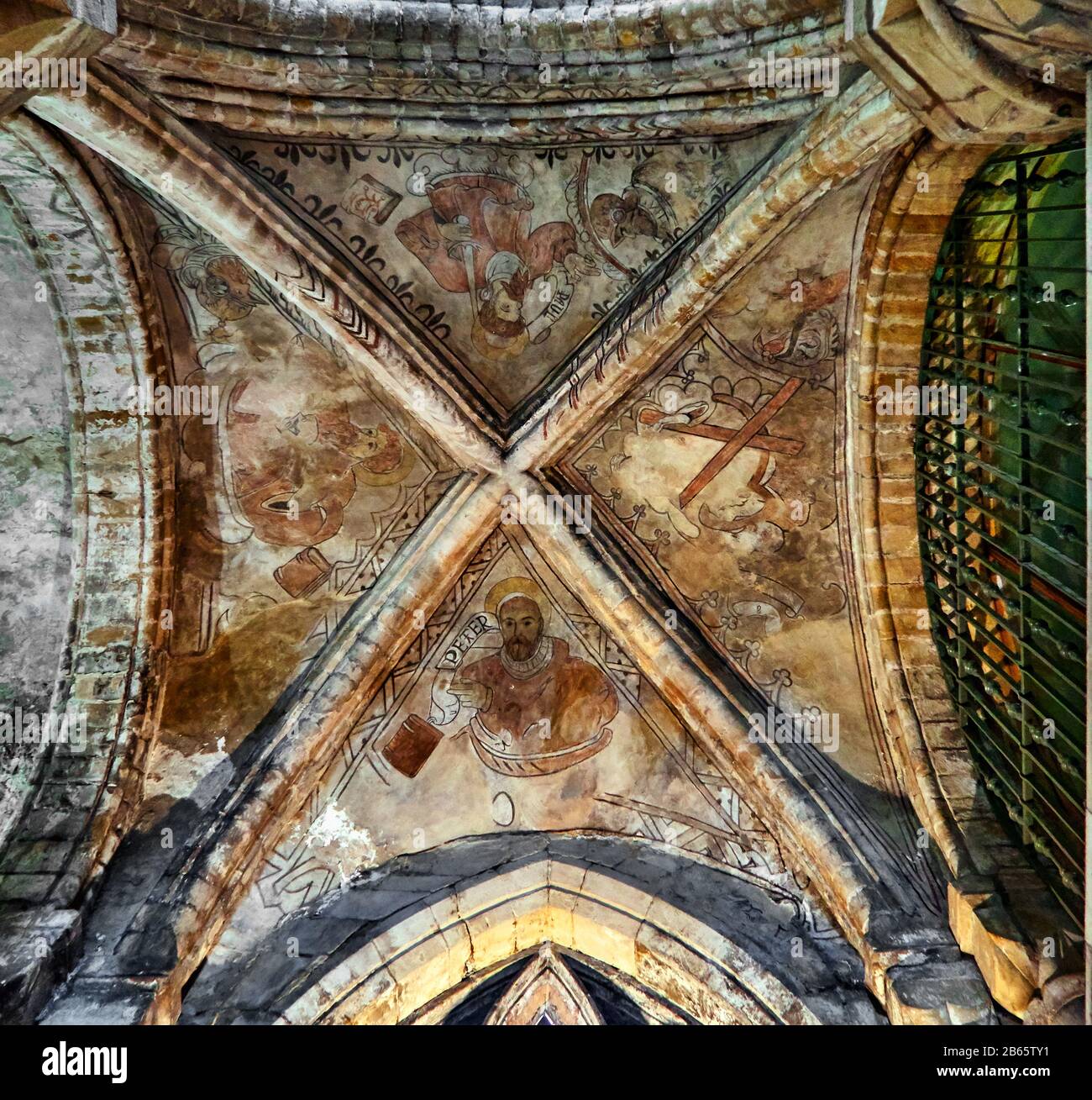 Dunfermline, Schottland, Großbritannien, Europa die dreistöckige Normannie hat im 12. Jahrhundert die Dunfermline Abbey Church erbaut, in der Robert the Bruce begraben ist, St Peter und St paul und das Kreuz von St Andrew an der Decke. Dieses Fresko aus dem 16. Jahrhundert wurde mit Pigment auf frischen Putz gemalt Stockfoto