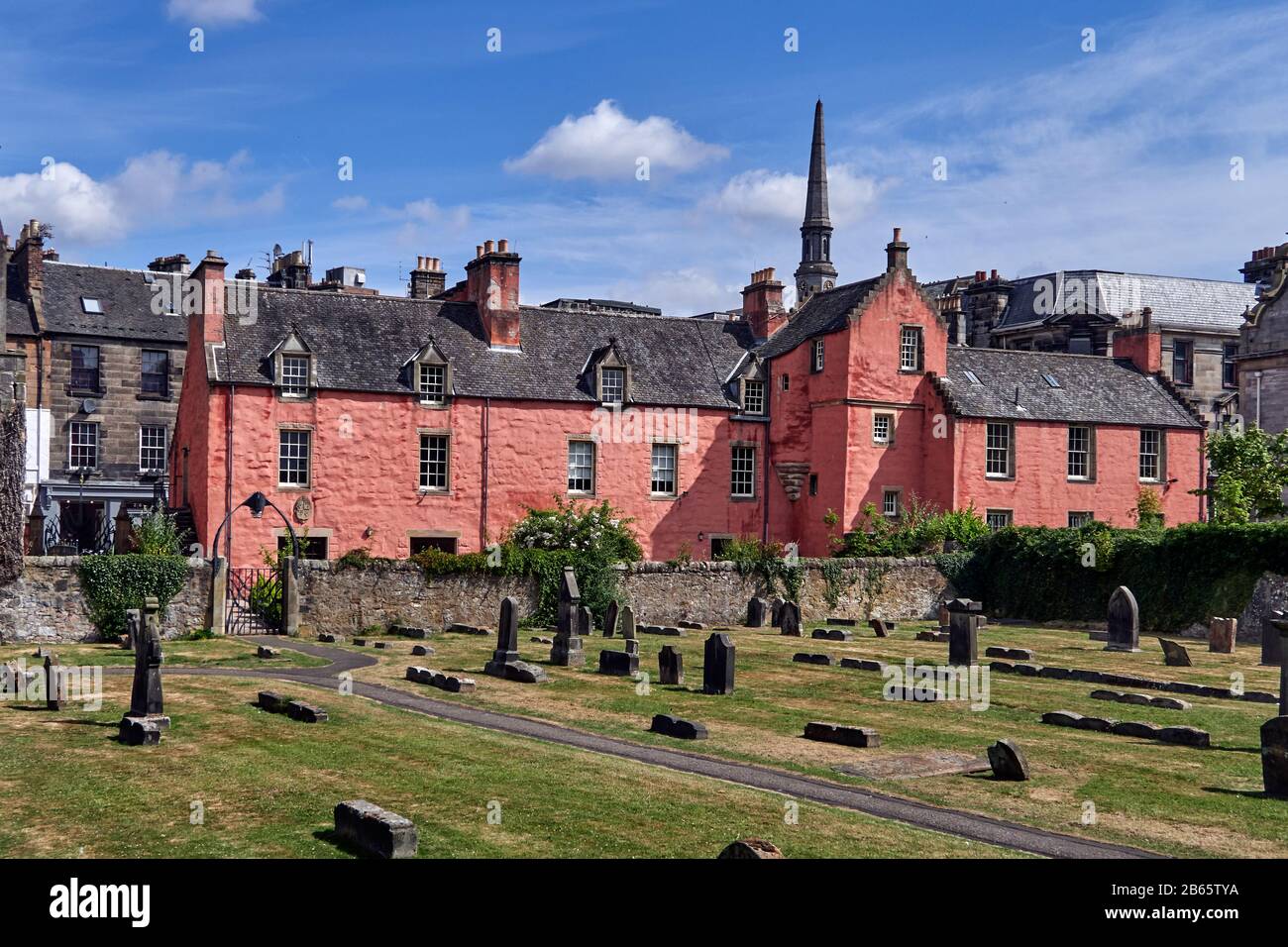 UK, Abbot House ist ein Kulturzentrum auf der Maygate in Dunfermline, Fife, Schottland. Sie liegt im Schatten der großen Abteikirche von Dunfermline. Das Gebäude befindet sich in einem Gebäude aus dem 16. Jahrhundert als ältestes überlebendes Gebäude in Dunfermline und als Überlebender des großen Feuers von Dunfermline im Jahr 1624[7] und ist ein Hinweis auf die sich wandelnden Stile der schottischen Architektur vom 16. Bis zum 20. Jahrhundert. Stockfoto