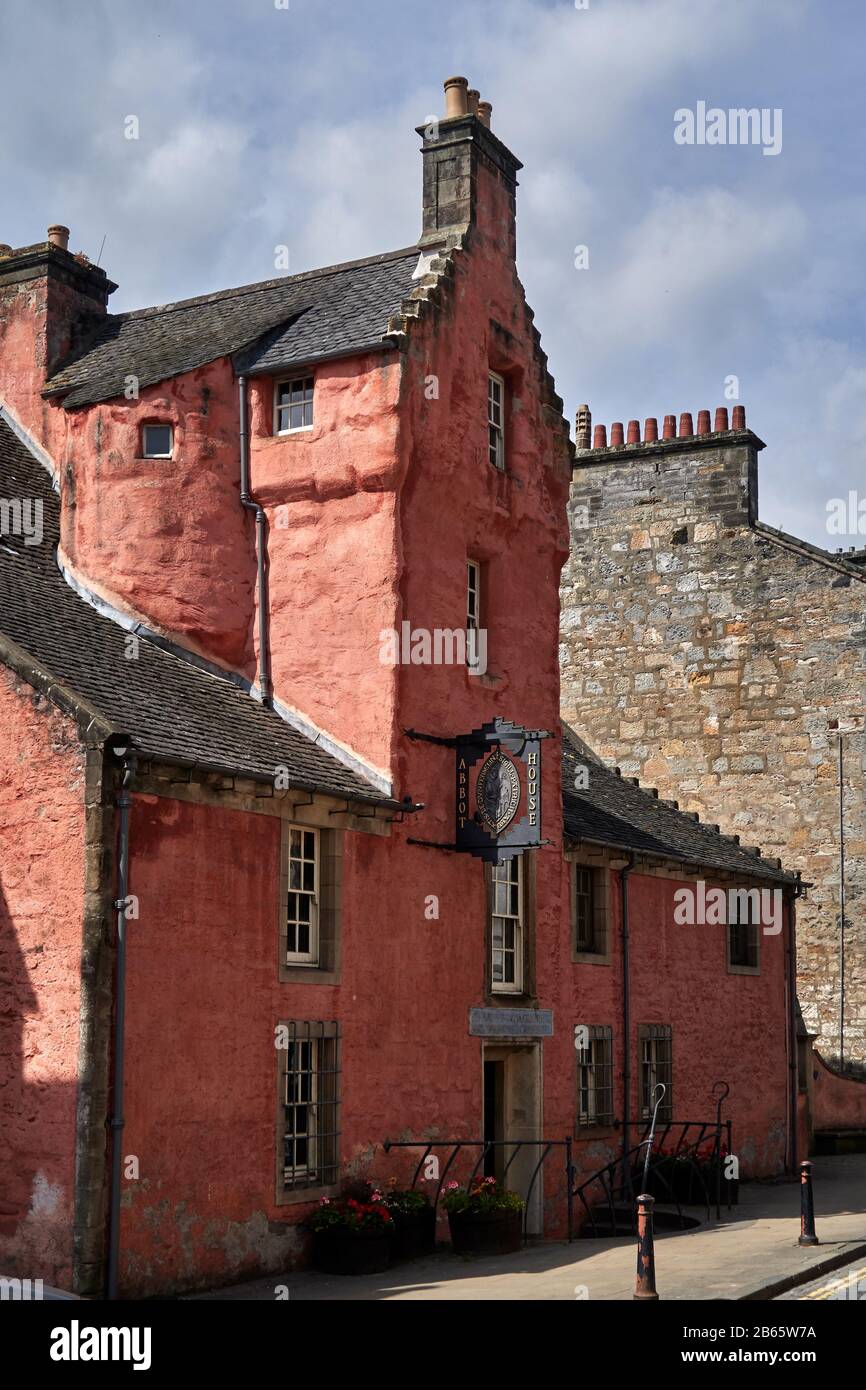 UK, Abbot House ist ein Kulturzentrum auf der Maygate in Dunfermline, Fife, Schottland. Sie liegt im Schatten der großen Abteikirche von Dunfermline. Das Gebäude befindet sich in einem Gebäude aus dem 16. Jahrhundert als ältestes überlebendes Gebäude in Dunfermline und als Überlebender des großen Feuers von Dunfermline im Jahr 1624[7] und ist ein Hinweis auf die sich wandelnden Stile der schottischen Architektur vom 16. Bis zum 20. Jahrhundert. Stockfoto